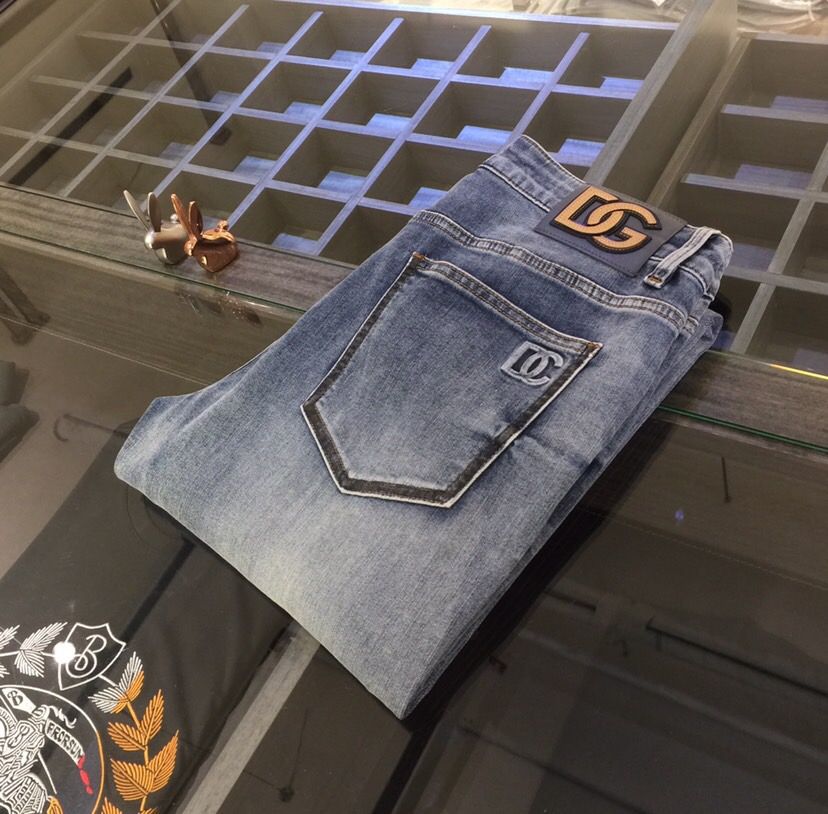 NO:132466,D-home high-end series of trade channel goods!  European custom version 2025 spring and summer new jeans, the upper body effect is great, original hardware!  Fashionable and stylish. The fabric is pure cotton denim with micro elasticity, comfortable and breathable. It cannot pill. The latest element design in 25 years and the selection of hardware are also selected. The cool men in magazines wear casual shirts and cool casual shoes. They are full of vitality and youthful style. Even if they are older, they are perfectly competent. They are really casual and masculine!  Size 28~3837. (Model/catties wear 30), Dior, Jeans, Alexander wang19860909D家高端系列贸易渠道货！欧洲定制版 2025春夏新款牛仔裤 上身效果非常的棒 原版五金！时尚而有型 面料是纯棉牛仔布 带微弹性 舒适透气 不会起球 25年最新元素设计 以及五金的选材上也都是精选高等级五金 喜爱杂志中酷酷的男人 穿着休闲衬衣 搭配酷酷休闲鞋 一身活力四射的青春范 即使年纪大点此款也完全可以胜任 真是怎么搭怎么率性男人味十足！尺码28～3837.（模特/斤穿30）,,dior,jeans,alexander wang,Men's clothing