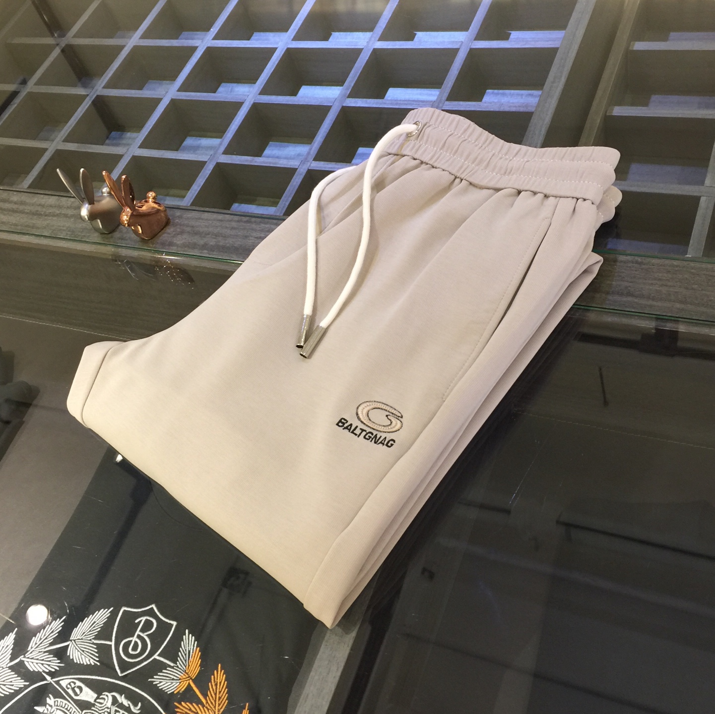 NO:132423,Paris Home 2025 summer new model. Production from OEM. Elastic waist casual pants. Custom imported top-grade fine cotton fabric blend. Good comfort. The upper body has no sense of restraint. High-end style, the upper body shows slender legs. It is definitely a rare good product. Size 29~3837. (Model/catties wear 30),,balenciaga,alexander wang19860909巴黎家2025夏季新款.代工厂出品.松紧腰休闲裤 定制进口顶级精棉面料混纺.舒适度佳.上身毫无束缚感.高版型、上身显腿修长.绝对是不可多得的好货.尺码29～3837.（模特/斤穿30）,,balenciaga,alexander wang,Men's clothing