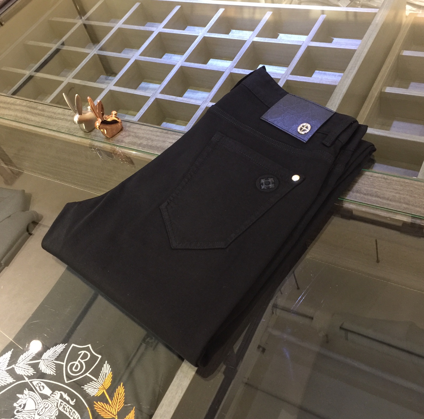 NO:132425,The new summer model of Dijia 2025 creates a refreshing modern STAY. It is refreshing and neat, giving you a full sense of vitality and fashion. The upper body effect is very good. It uses imported tannin blend fabric. It feels comfortable to feel, exquisite workmanship, fine and symmetrical wiring, slim fit style cut, simple and atmospheric model, the best strong product for all occasions!  Size 29~3837. (Model/catties wear 30), Dior, Alexander wang19860909迪家2025夏季新款,打造出清爽的摩登STAY 清爽、利落感 让你活力时尚感十足范 上身效果非常的棒 采用进口丹宁混纺面料.手感舒适,做工精湛 走线细密匀称 修身版型剪裁 简约大气款 能胜任各种场合的最佳强货！尺码29～3837.（模特/斤穿30）,,dior,alexander wang,Men's clothing