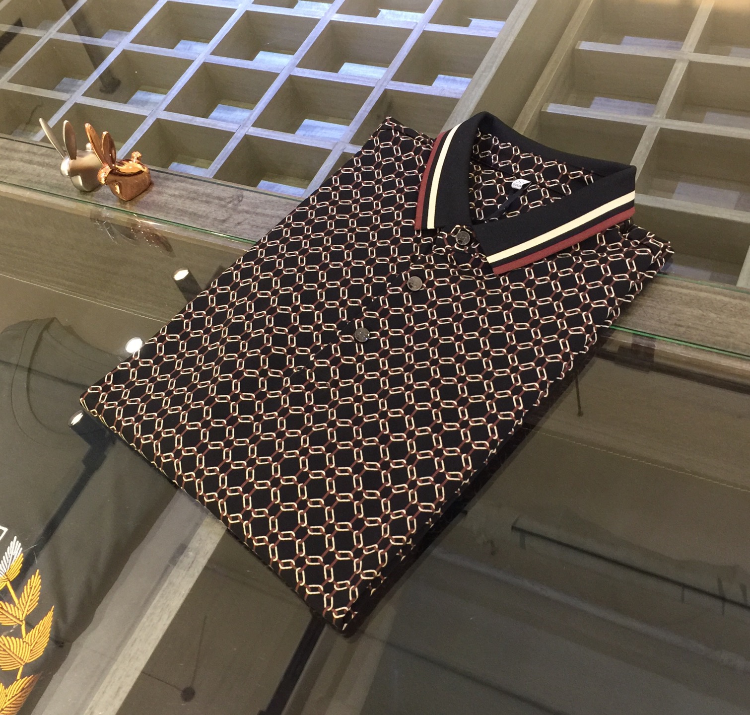 NO:132427,H Home has the latest short-sleeved lapel shirt in summer 2025!  High-end silk cotton fabric, breathable, comfortable, delicate and soft, all original customized products, and high-end digital printing of the whole dress!  High-end quality!  High-quality shipment, fashionable and stylish upper body!  Size M~XXXL (model/kilogram wear M), T-shirt, alexander wang19860909H家2025夏季最新发布短袖翻领衫！高档天丝棉面料,透气舒适细腻柔软,面料,辅料全部原版定制出品,整衣高档数码印花！品质高端！高品质出货,上身时尚有型！尺码M～XXXL（模特/斤穿M）,,T-shirt,alexander wang,Men's clothing