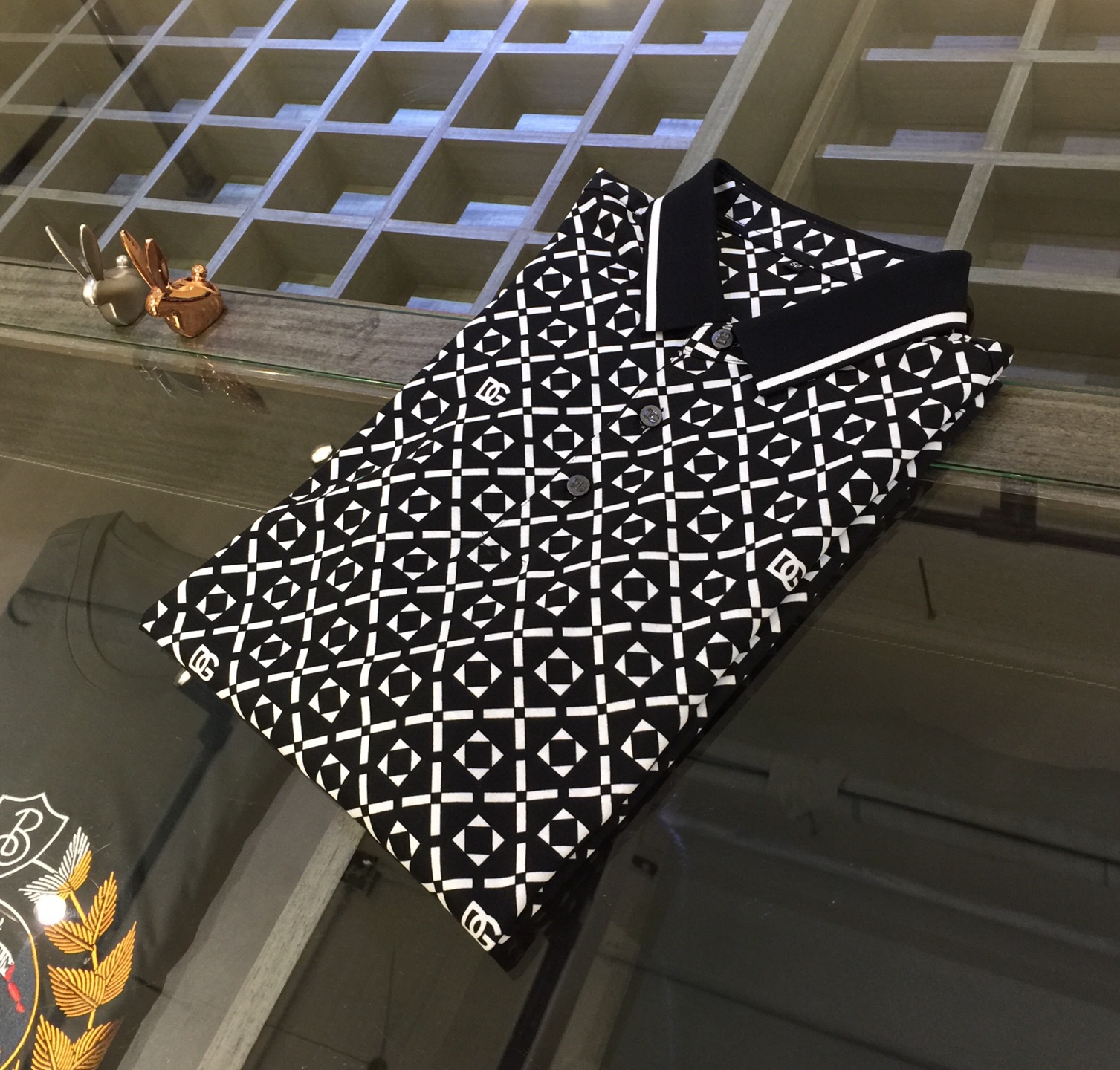 NO:132429,DG Home's latest short-sleeved lapel shirt in summer 2025!  High-end silk cotton fabric, breathable, comfortable, delicate and soft, all original customized products, and high-end digital printing of the whole dress!  High-end quality!  High-quality shipment, fashionable and stylish upper body!  Size M~XXXL (model/kilogram wear M), Dolce & Gabbana, gucci, T-shirt, alexander wang19860909DG家2025夏季最新发布短袖翻领衫！高档天丝棉面料,透气舒适细腻柔软,面料,辅料全部原版定制出品,整衣高档数码印花！品质高端！高品质出货,上身时尚有型！尺码M～XXXL（模特/斤穿M）,,Dolce&Gabbana,gucci,T-shirt,alexander wang,Men's clothing