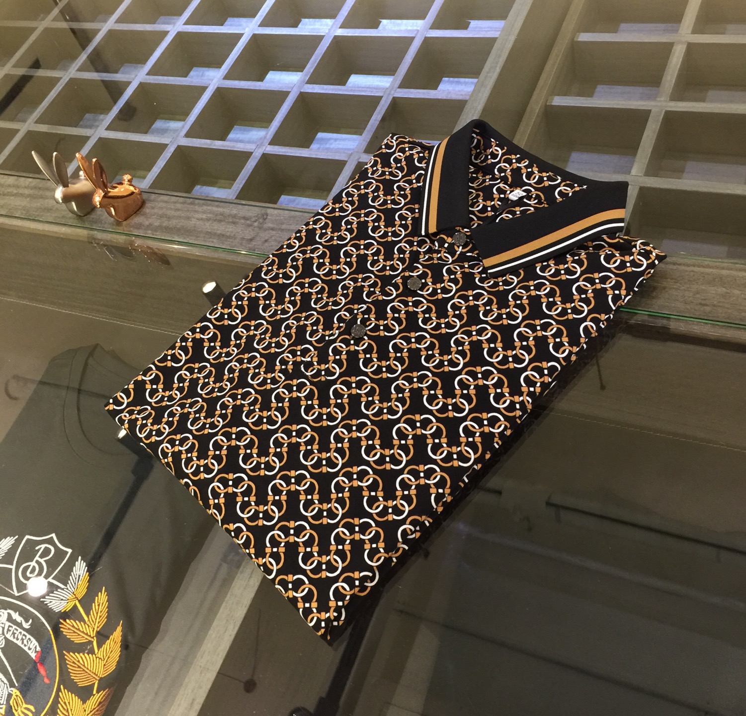 NO:132431,Fila Home's latest short-sleeved lapel shirt in summer 2025!  High-end silk cotton fabric, breathable, comfortable, delicate and soft, all original customized products, and high-end digital printing of the whole dress!  High-end quality!  High-quality shipment, fashionable and stylish upper body!  Size M~XXXL (model/kilogram wear M), T-shirt, alexander wang19860909菲拉家2025夏季最新发布短袖翻领衫！高档天丝棉面料,透气舒适细腻柔软,面料,辅料全部原版定制出品,整衣高档数码印花！品质高端！高品质出货,上身时尚有型！尺码M～XXXL（模特/斤穿M）,,T-shirt,alexander wang,Men's clothing