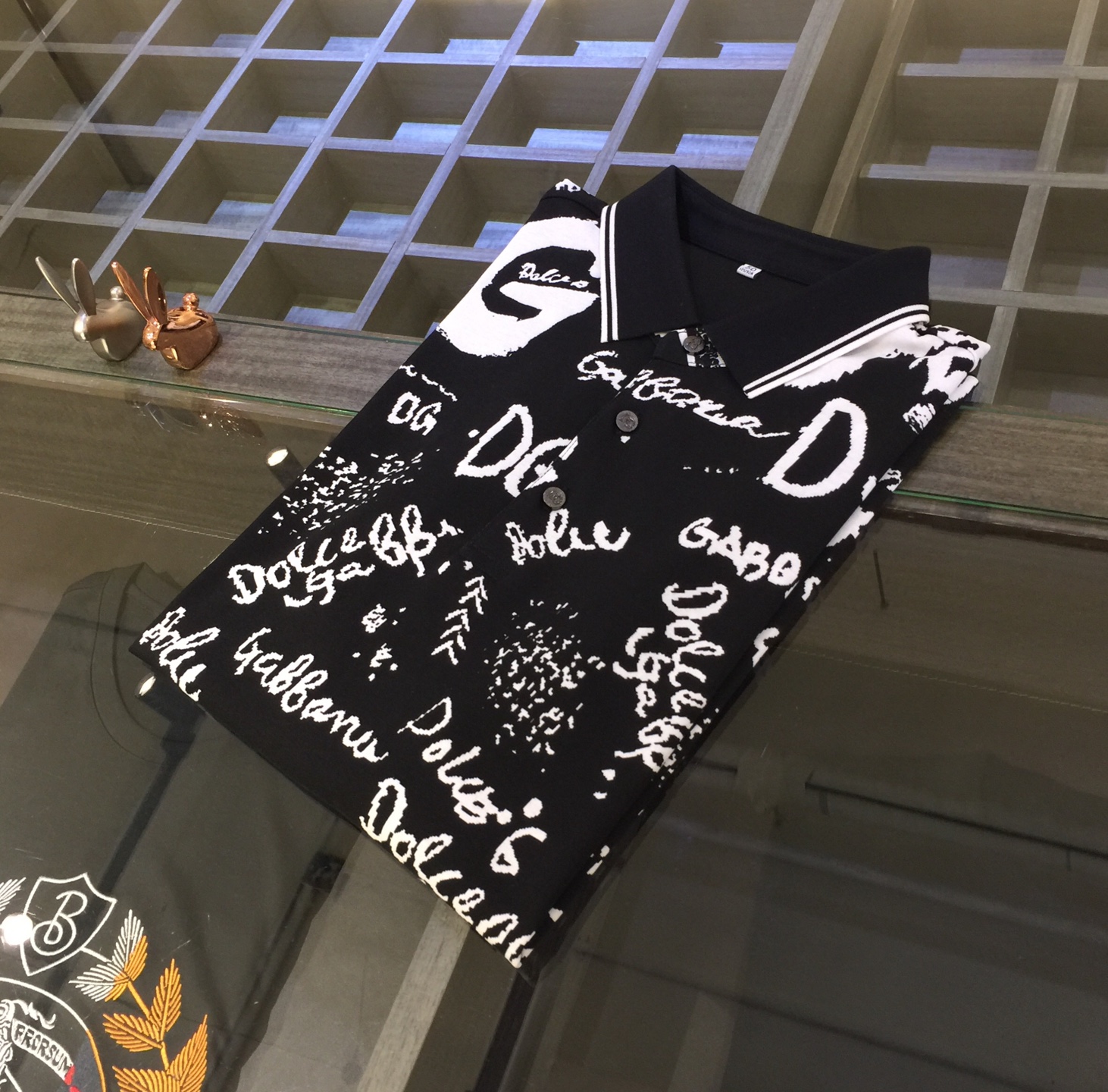 NO:132435,DG Home's latest short-sleeved lapel shirt in summer 2025!  High-end silk cotton fabric, breathable, comfortable, delicate and soft, all original customized products, and high-end digital printing of the whole dress!  High-end quality!  High-quality shipment, fashionable and stylish upper body!  Size M~XXXL (model/kilogram wear M), Dolce & Gabbana, gucci, T-shirt, alexander wang19860909DG家2025夏季最新发布短袖翻领衫！高档天丝棉面料,透气舒适细腻柔软,面料,辅料全部原版定制出品,整衣高档数码印花！品质高端！高品质出货,上身时尚有型！尺码M～XXXL（模特/斤穿M）,,Dolce&Gabbana,gucci,T-shirt,alexander wang,Men's clothing