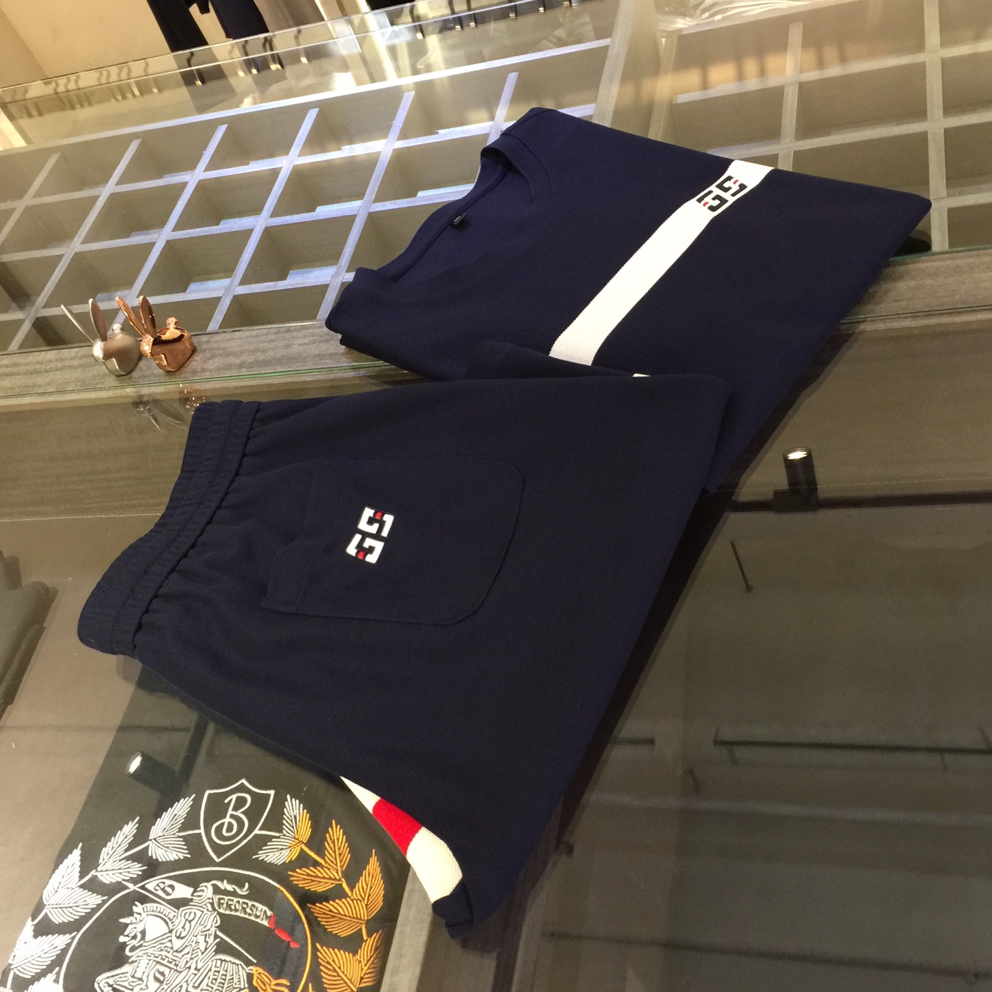 NO:132439,/Set Top details pictures G home's heavy recommendation!  2025AW latest series sets, versatile commuting to work, elegant design, a must-have for business elites!  It uses high-quality mercerized bead floor cotton fabric. Wen Ru is soft, delicate and soft. The upper body is naturally comfortable. The lapel is business casual slim style. It can be worn in both business and leisure. The neckline is exquisitely threaded!  It highlights the overall styling and body-slimming feeling. The overall craftsmanship line is really impeccable. This kind of lapel fashion adds points to urban fashion people and has a more gentlemanly charm!  Dark blue/white!  Size M~XXXL (model/125 catties wear M), gucci, alexander wang19860909/套 上衣细节图G家重磅推荐！2025AW最新系列套装 上班通勤百搭 富于优雅的设计感 商务精英必备！采用高克重丝光珠地棉面料 温儒柔软 细腻柔软 上身自然是舒适 翻领商务休闲修身款 无论是商务还是休闲时候都可穿搭 领口精美螺纹设计！非常的凸显整体的造型感以及修身上身感 整体的工艺车线真的是无可挑剔的 这样的一款翻领时装 无不为都市时尚人士加分 更加的绅士韵味十足范！深蓝色/米白色！尺码M～XXXL（模特/125斤穿M）,,gucci,alexander wang,Men's clothing