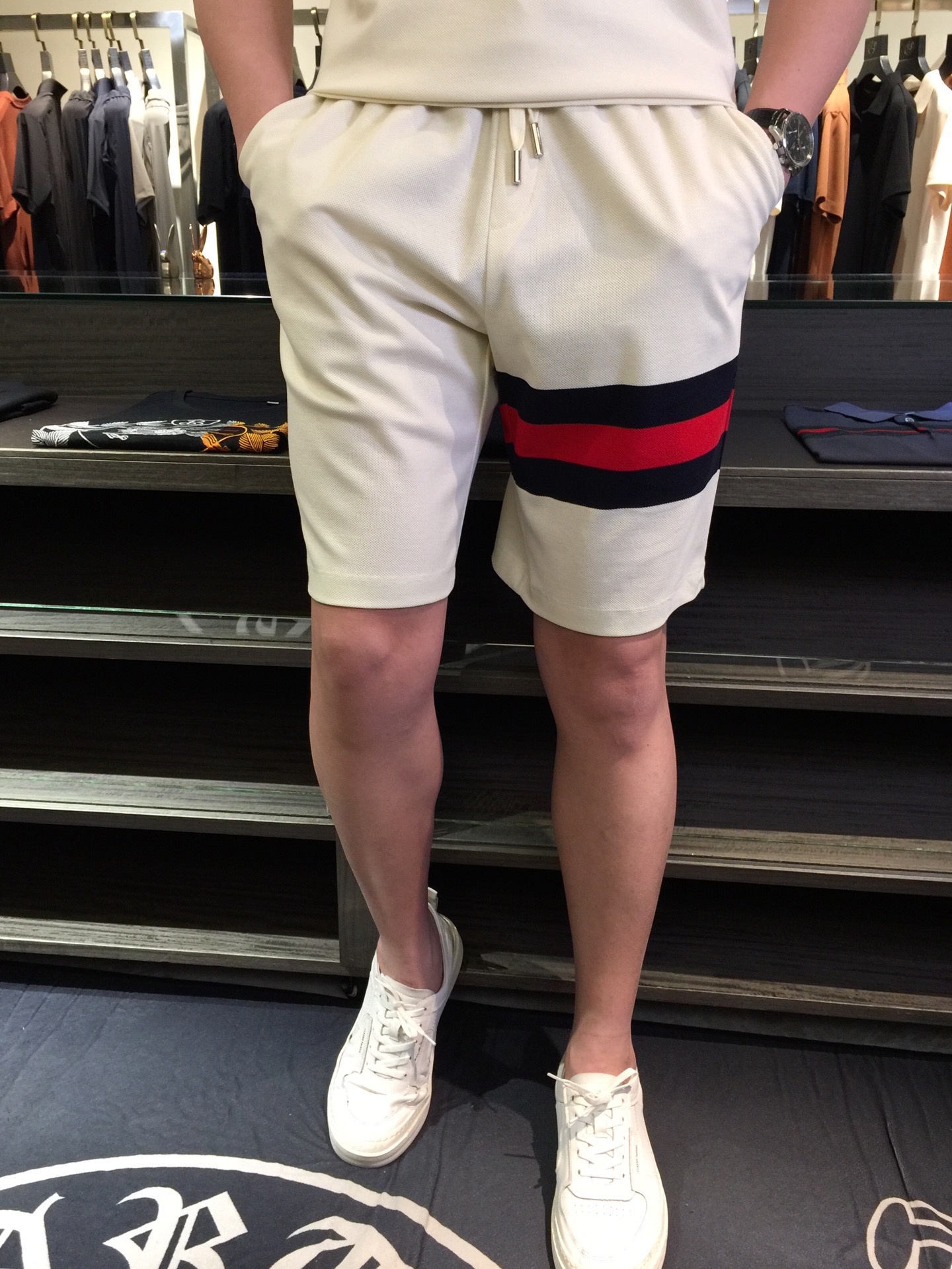 NO:132440,/Set of shorts details G home recommended!  2025AW latest series sets, versatile commuting to work, elegant design, a must-have for business elites!  It uses high-quality mercerized bead floor cotton fabric. Wen Ru is soft, delicate and soft. The upper body is naturally comfortable. The lapel is business casual slim style. It can be worn in both business and leisure. The neckline is exquisitely threaded!  It highlights the overall styling and body-slimming feeling. The overall craftsmanship line is really impeccable. This kind of lapel fashion adds points to urban fashion people and has a more gentlemanly charm!  Dark blue/white!  Size M~XXXL (model/125 catties wear M), gucci, shorts, alexander wang19860909/套 短裤细节图G家重磅推荐！2025AW最新系列套装 上班通勤百搭 富于优雅的设计感 商务精英必备！采用高克重丝光珠地棉面料 温儒柔软 细腻柔软 上身自然是舒适 翻领商务休闲修身款 无论是商务还是休闲时候都可穿搭 领口精美螺纹设计！非常的凸显整体的造型感以及修身上身感 整体的工艺车线真的是无可挑剔的 这样的一款翻领时装 无不为都市时尚人士加分 更加的绅士韵味十足范！深蓝色/米白色！尺码M～XXXL（模特/125斤穿M）,,gucci,shorts,alexander wang,Men's clothing