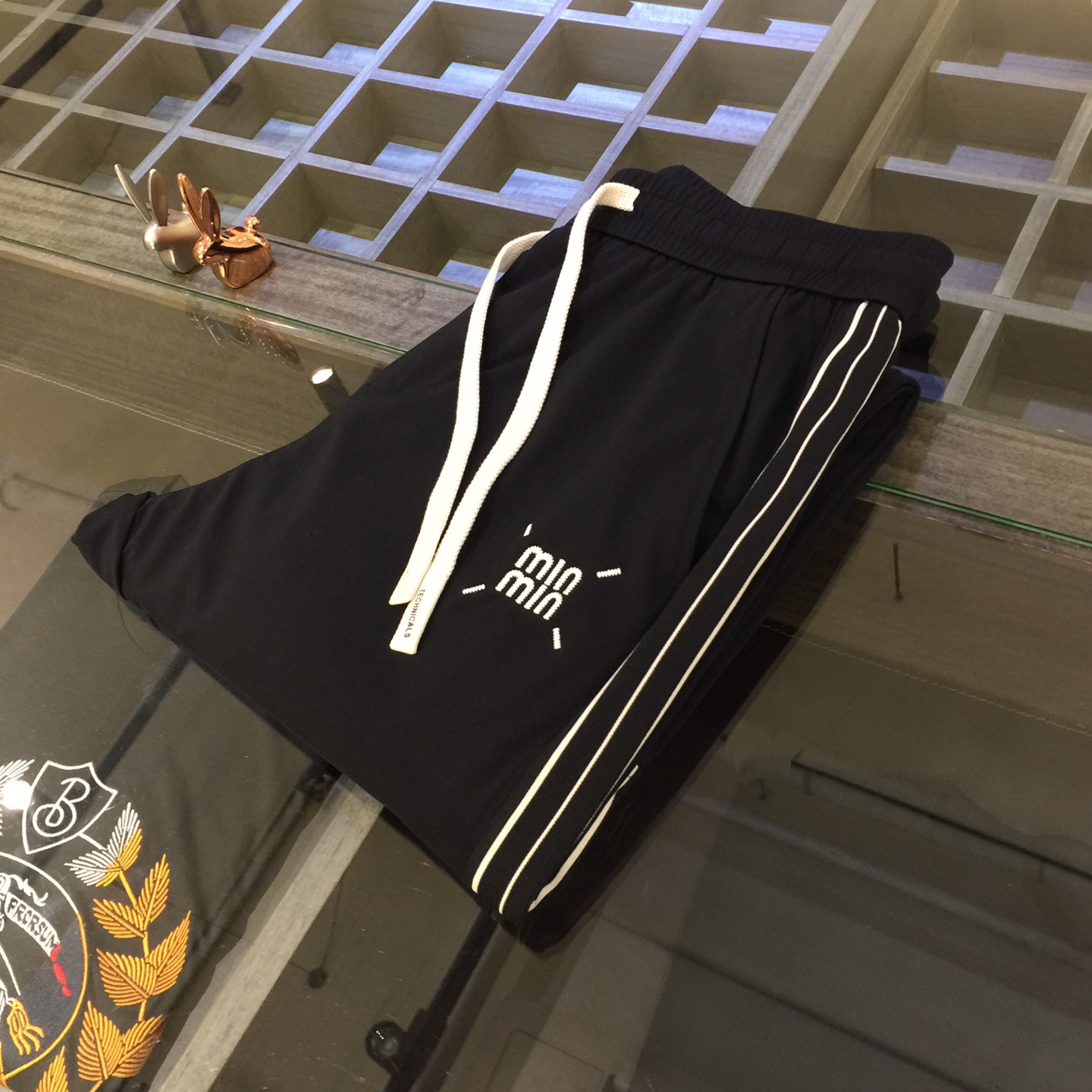 NO:132444,M Home 2025 Summer Packaging New Products, Brand Launched, Customer-supplied Imported High-density Fiber Elastic Fabrics, Hardware Accessories are all Customer-supplied Designs!  Three-dimensional logo embroidery craftsmanship!  Quality comes from details and is very classy. The pants are three-dimensional tailored slim casual pants!  This style has a very high span. There is no problem with young and middle-aged people because his style is so perfect, the color is very versatile!  Size 29~3837. (Model/125 catties wear 30), alexander wang19860909M家2025夏季装新品 品牌上线、客供进口高密度纤维弹性面料 五金附料都是客供设计！立体logo刺绣工艺！品质源于细节 非常显档次 裤型属于立体剪裁修身休闲裤！这个版型很跨度非常的高 年轻 中年的 都没有问题 因为他的版型太完美了颜色也非常百搭！尺码29～3837.（模特/125斤穿30）,,alexander wang,Men's clothing