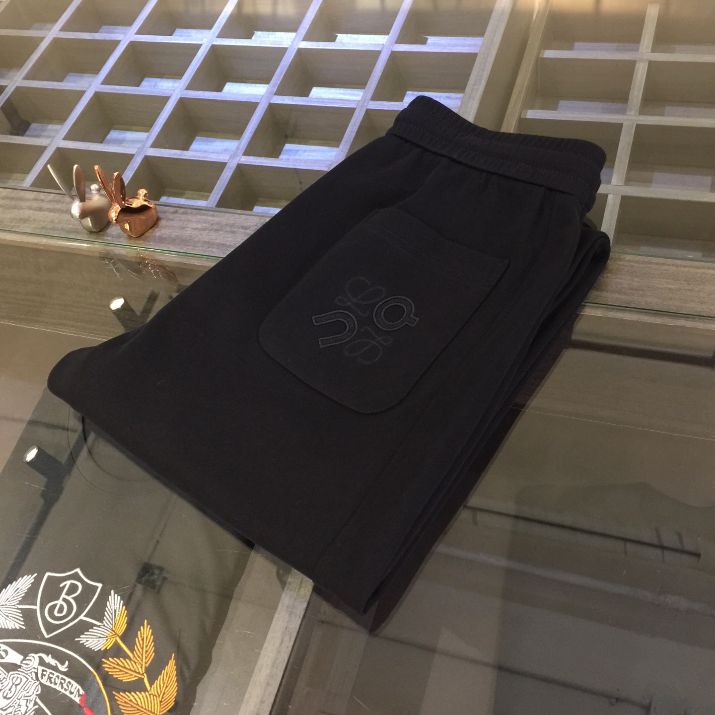 NO:132448,Luojia 2025 summer clothing new product, brand launch, customer-supplied imported high-density fiber cotton blended fabric, hardware accessories are all customer-supplied designs!  Quality comes from details and is very classy. The pants are three-dimensional tailored loose casual pants!  This style has a very high span. There is no problem with young and middle-aged people because his style is so perfect, the color is very versatile!  Size 29~3837. (Model/125 catties wear 30), loewe, alexander wang19860909罗家2025夏装新品 品牌上线、客供进口高密度纤维棉混纺面料 五金附料都是客供设计！品质源于细节 非常显档次 裤型属于立体剪裁宽松休闲裤！这个版型很跨度非常的高 年轻 中年的 都没有问题 因为他的版型太完美了颜色也非常百搭！尺码29～3837.（模特/125斤穿30）,,loewe,alexander wang,Men's clothing