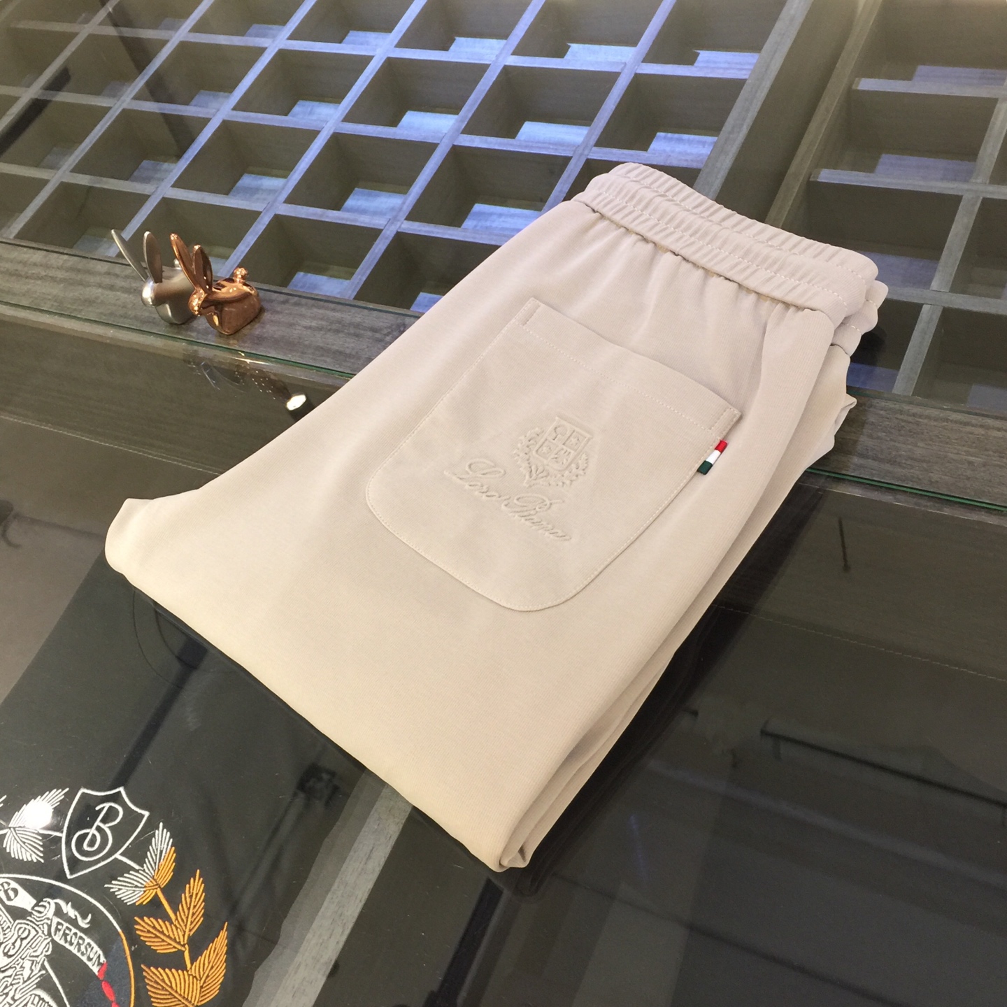 NO:132450,LP Home 2025 summer new model. Production from OEM. Elastic waist casual pants. Custom imported top-grade fine cotton fabric blend. Good comfort. The upper body has no sense of restraint. High-end style, the upper body shows slender legs. It is definitely a rare good product. Size 29~3837. (Model/125 catties wear 30), loro piano, alexander wang19860909LP家2025夏季新款.代工厂出品.松紧腰休闲裤 定制进口顶级精棉面料混纺.舒适度佳.上身毫无束缚感.高版型、上身显腿修长.绝对是不可多得的好货.尺码29～3837.（模特/125斤穿30）,,loro piana,alexander wang,Men's clothing