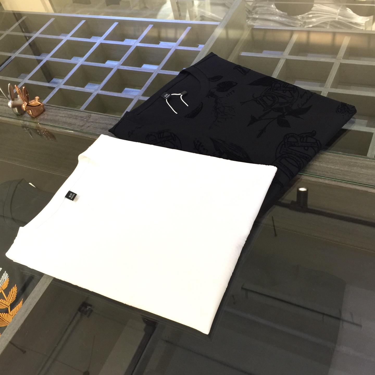 NO:132452,迪家2025夏季新品 高端货物！  Classic and fashionable versatile round neck short-sleeved shirt with woven mercerized cotton fabric!  The fabric is soft and delicate, and the original logo flocking design of the clothes body! 低调的奢华！  Basic base shirts are indispensable for men's wardrobes. They can be matched with various clothing anytime and anywhere to meet your daily needs. The fabrics and factories we choose are all used by first-tier brands, and the clothes are designed very atmospheric and fashionable and high-end goods!  Dears, hurry up and buy it! 黑色/白色！  Size M~XXXL (model/125 catties wear M), dior, T-shirt, alexander wang19860909迪家2025夏季新品 高端货物！经典时尚百搭圆领短袖衫 订织丝光棉面料！面料柔软细腻 衣身原版Logo植绒设计！低调的奢华！男人的衣柜都少不了基础打底衫 随时随地都可以拿来搭配各种服饰 满足您日常生活需求.我们所选择的面料及工厂都是一线品牌所使用的,衣服设计非常的大气时尚 高档货物！亲们赶紧入手！黑色/白色！尺码M～XXXL（模特/125斤穿M）,,dior,T-shirt,alexander wang,Men's clothing