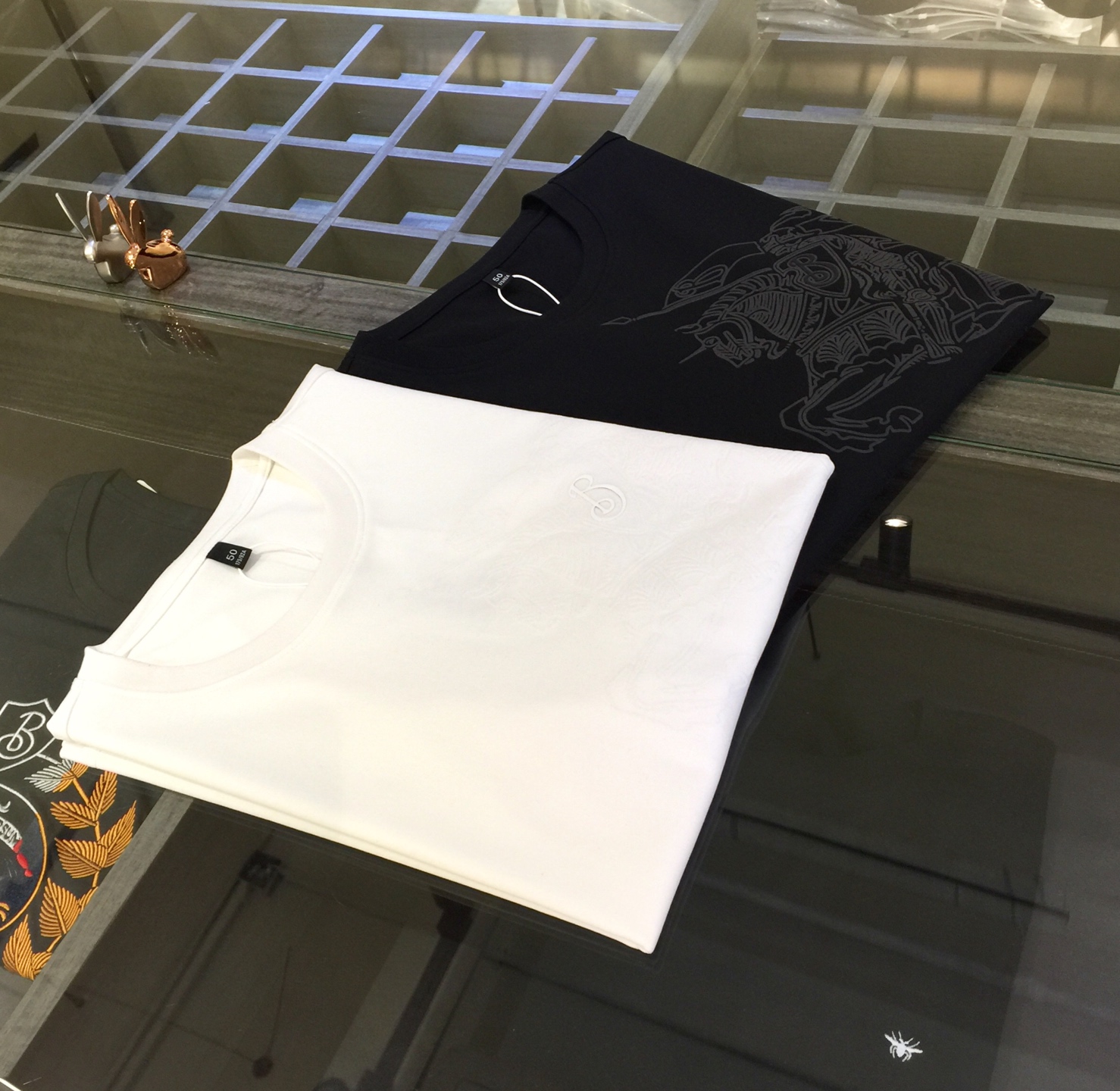 NO:132454,B-home 2025 summer new products, high-end goods!  Classic and fashionable versatile round neck short-sleeved shirt with woven mercerized cotton fabric!  The fabric is soft and delicate, and the original logo stamping design of the clothes body!  Low-key luxury!  Basic base shirts are indispensable for men's wardrobes. They can be matched with various clothing anytime and anywhere to meet your daily needs. The fabrics and factories we choose are all used by first-tier brands, and the clothes are designed very atmospheric and fashionable and high-end goods!  Dears, hurry up and buy it!  Black/white!  Size M~XXXL (model/125 catties wear M), T-shirt, alexander wang19860909B家2025夏季新品 高端货物！经典时尚百搭圆领短袖衫 订织丝光棉面料！面料柔软细腻 衣身原版Logo烫印设计！低调的奢华！男人的衣柜都少不了基础打底衫 随时随地都可以拿来搭配各种服饰 满足您日常生活需求.我们所选择的面料及工厂都是一线品牌所使用的,衣服设计非常的大气时尚 高档货物！亲们赶紧入手！黑色/白色！尺码M～XXXL（模特/125斤穿M）,,T-shirt,alexander wang,Men's clothing