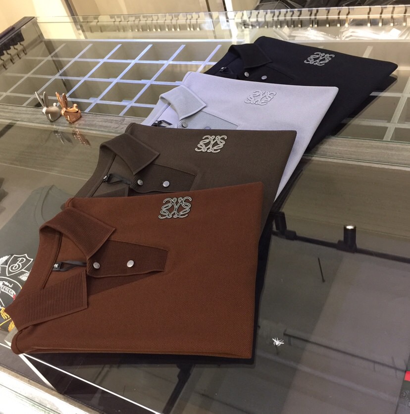 NO:132456,The latest summer series of Fat Brother Luo’s gospel, versatile commuting to work, elegant design, a must-have for business elites, exquisite thread design on the collar!  It uses high-quality mercerized bead floor cotton fabric. Wen Ru is soft, delicate and soft. The upper body is naturally comfortable. Lapel business casual slim fit style. You can wear it in both business and casual!  It highlights the overall styling and body-slimming feeling. The overall craftsmanship line is really impeccable. This kind of lapel fashion adds points to urban fashion people and has a more gentlemanly charm!  Black/Gray/Dark Green/Coffee!  Size M~4XL (model/125 catties wear M), loewe, alexander wang19860909罗家胖哥哥福音夏季最新系列 上班通勤百搭 富于优雅的设计感 商务精英必备 领部精美螺纹设计！采用高克重丝光珠地棉面料 温儒柔软 细腻柔软 上身自然是舒适 翻领商务休闲修身款 无论是商务还是休闲时候都可穿搭！非常的凸显整体的造型感以及修身上身感 整体的工艺车线真的是无可挑剔的 这样的一款翻领时装 无不为都市时尚人士加分 更加的绅士韵味十足范！黑色/灰色/深绿色/咖色！尺码M～4XL（模特/125斤穿M）,,loewe,alexander wang,Men's clothing