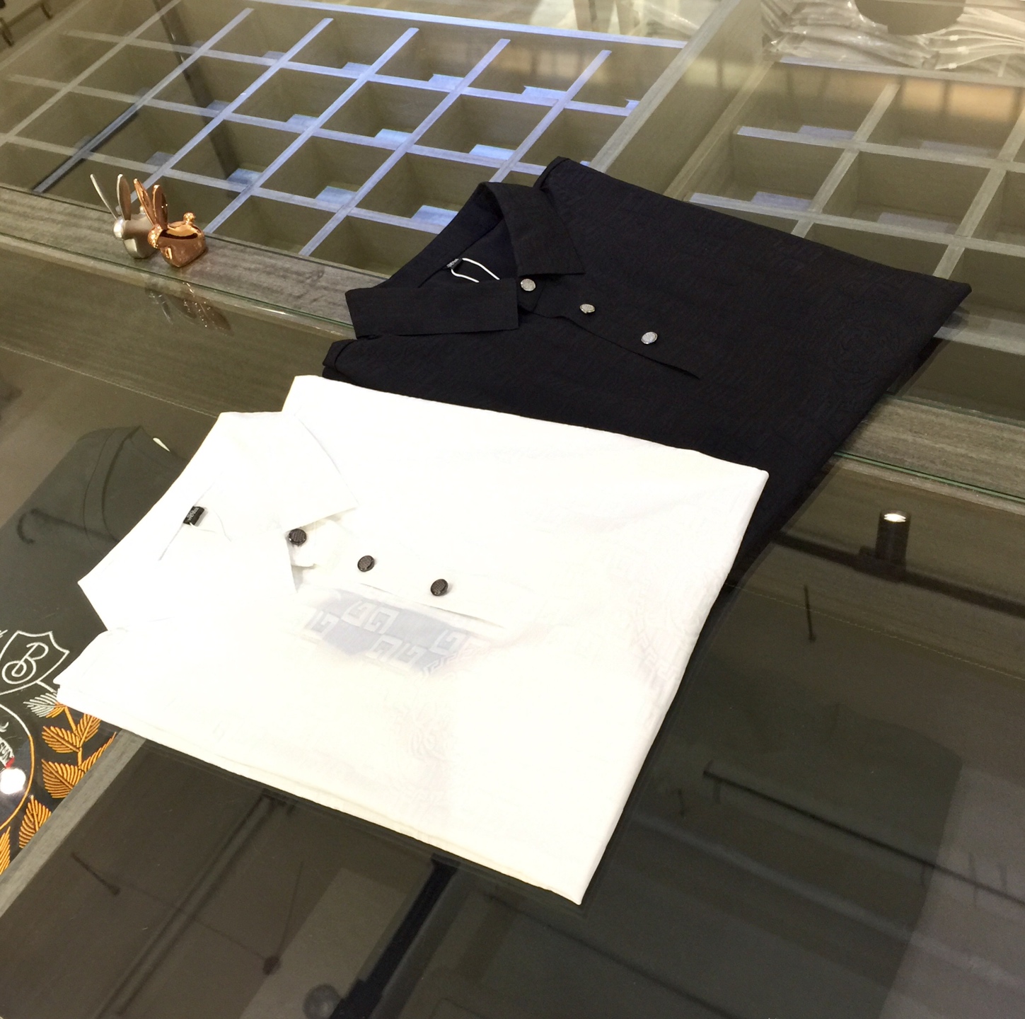 NO:132441,Recommended by Fan Jiazhen Products!  The latest series of 2025AW, versatile commuting to work, elegant design, a must-have for business elites, using high-quality 120-pin mercerized cotton and copper-ammonia silk blend fabric, Wen Ru soft, delicate and soft, the upper body is naturally comfortable, lapel business casual slim fit, can be worn in both business and leisure!  It highlights the overall styling and body-slimming feeling. The overall craftsmanship line is really impeccable. This kind of lapel fashion adds points to urban fashion people and has a more gentlemanly charm!  Black/white!  Size M~XXXL (model/125 catties wear M), alexander wang19860909范家臻品推荐！2025AW最新系列 上班通勤百搭 富于优雅的设计感 商务精英必备 采用高克重120支丝光棉铜氨丝混纺面料 温儒柔软 细腻柔软 上身自然是舒适 翻领商务休闲修身款 无论是商务还是休闲时候都可穿搭！非常的凸显整体的造型感以及修身上身感 整体的工艺车线真的是无可挑剔的 这样的一款翻领时装 无不为都市时尚人士加分 更加的绅士韵味十足范！黑色/白色！尺码M～XXXL（模特/125斤穿M）,,alexander wang,Men's clothing