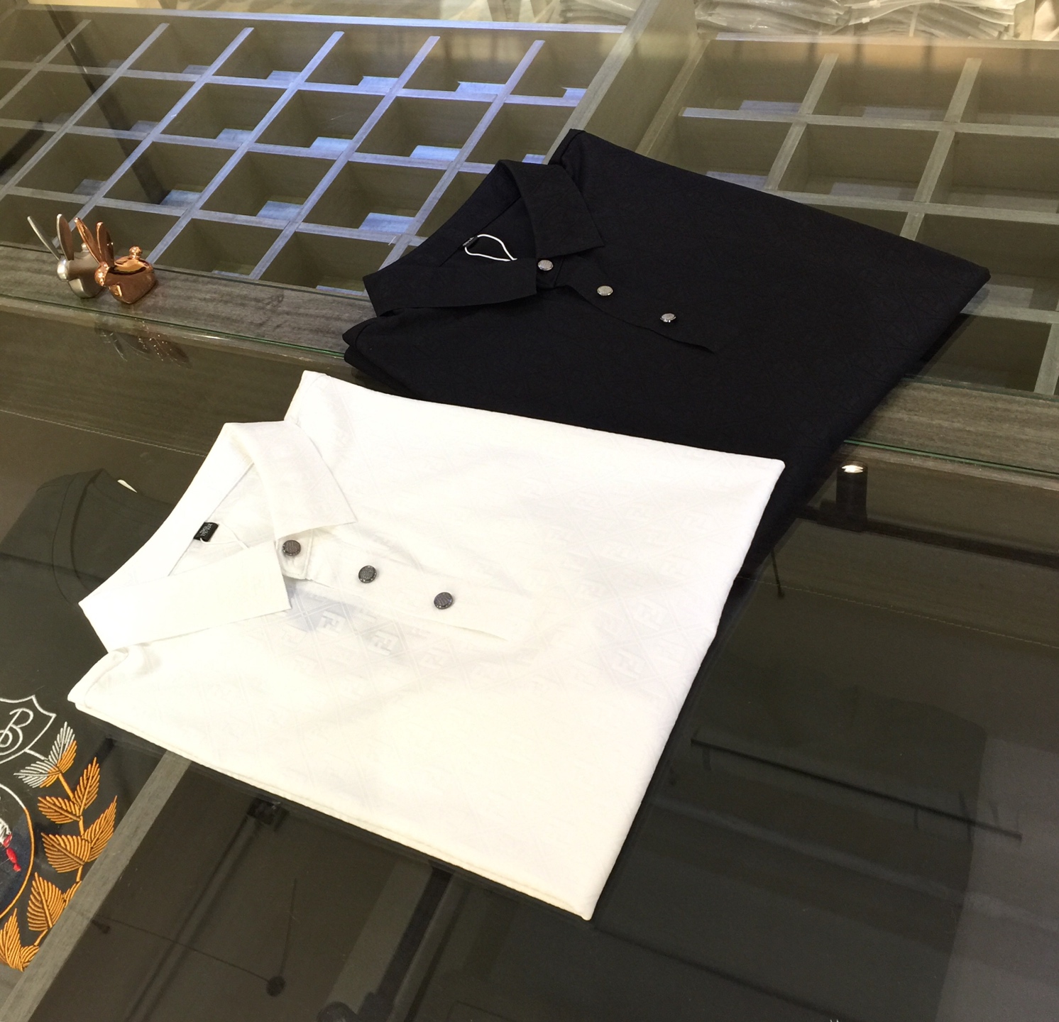 NO:132443,Recommended by F Home Products!  The latest series of 2025AW, versatile commuting to work, elegant design, a must-have for business elites, using high-quality 120-pin mercerized cotton and copper-ammonia silk blend fabric, Wen Ru soft, delicate and soft, the upper body is naturally comfortable, lapel business casual slim fit, can be worn in both business and leisure!  It highlights the overall styling and body-slimming feeling. The overall craftsmanship line is really impeccable. This kind of lapel fashion adds points to urban fashion people and has a more gentlemanly charm!  Black/white!  Size M~XXXL (model/125 catties wear M), fendi, alexander wang19860909F家臻品推荐！2025AW最新系列 上班通勤百搭 富于优雅的设计感 商务精英必备 采用高克重120支丝光棉铜氨丝混纺面料 温儒柔软 细腻柔软 上身自然是舒适 翻领商务休闲修身款 无论是商务还是休闲时候都可穿搭！非常的凸显整体的造型感以及修身上身感 整体的工艺车线真的是无可挑剔的 这样的一款翻领时装 无不为都市时尚人士加分 更加的绅士韵味十足范！黑色/白色！尺码M～XXXL（模特/125斤穿M）,,fendi,alexander wang,Men's clothing