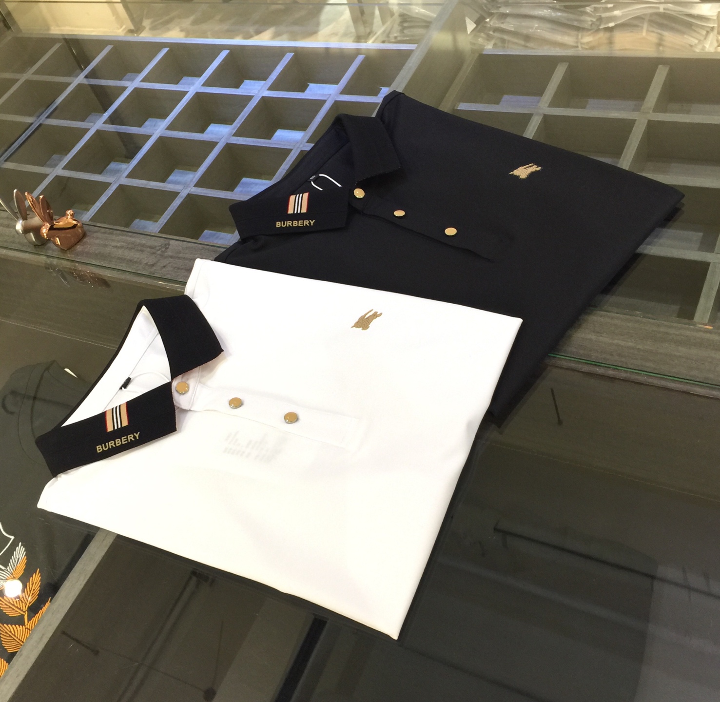 NO:132445,B Family's latest summer series in 2025, versatile commuting to work, elegant design, a must-have for business elites, using mercerized bead floor cotton blend fabric, Wen Ru soft, delicate and soft, the upper body is naturally comfortable, lapel business casual slim fit style, can be worn in both business and leisure!  It highlights the overall styling and body-slimming feeling. The overall craftsmanship line is really impeccable. This kind of lapel fashion adds points to urban fashion people and has a more gentlemanly charm!  Black/white!  Size M~XXXL (model/125 catties wear M), alexander wang19860909B家2025夏季最新系列 上班通勤百搭 富于优雅的设计感 商务精英必备 采用丝光珠地棉混纺面料 温儒柔软 细腻柔软 上身自然是舒适 翻领商务休闲修身款 无论是商务还是休闲时候都可穿搭！非常的凸显整体的造型感以及修身上身感 整体的工艺车线真的是无可挑剔的 这样的一款翻领时装 无不为都市时尚人士加分 更加的绅士韵味十足范！黑色/白色！尺码M～XXXL（模特/125斤穿M）,,alexander wang,Men's clothing