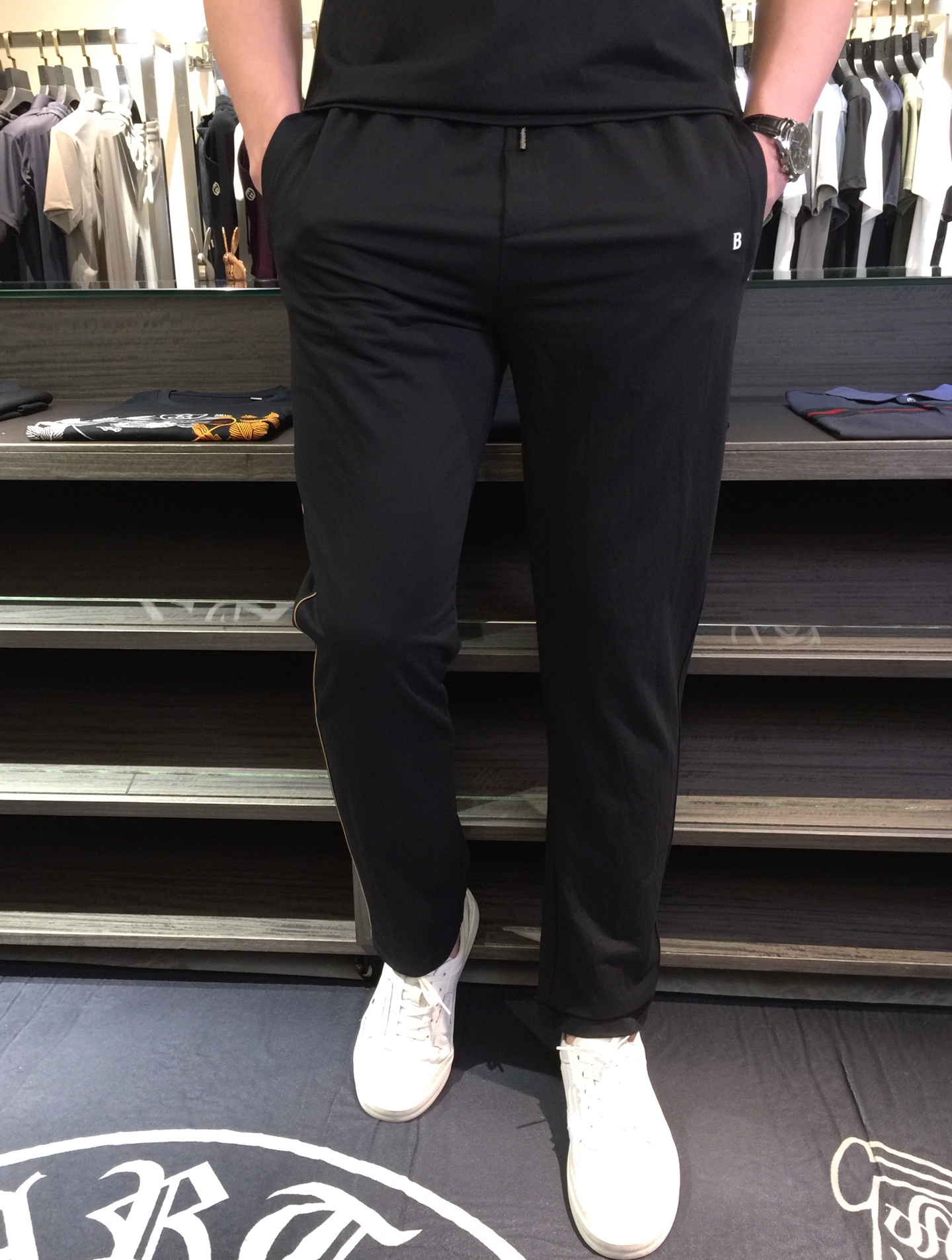 NO:132447,/Set Details of pants B Fat Brother Gospel New Summer Style is on sale. Classic simple style set, private channels are leaked, foreign trade company orders, domestic first-tier OEM factories, luxury classic design, urban life, first-class quality!  A simple round neckline and boundless craft casual sports suit, handsome and personalized, simple and generous style design, bold and innovative design that breaks through the conventional style, still continues the popular ice silk fabric. It has good elasticity, tender and smooth feel, breathable, and comfortable. It is visually enough to instantly kill those mediocre sports suits. Slim fit style, sports and leisure entertainment, are competent!  Black/dark blue!  Size M~4XL (model/125 catties wear M), alexander wang19860909/套 裤子细节图B家胖哥哥福音夏季新款发售.经典简约款套装,私密渠道流出,外贸公司订单,国内一线代工厂出品,奢华经典设计,都市生活,品质一流！简约的一款圆领无边工艺休闲运动套装 有帅有个性 简洁大方的版型设计,突破常规的大胆创新设计,依然延续了热门的冰丝面料 弹力好,手感嫩滑 透气,舒服为主 在视觉上已经足以秒杀那些平庸的运动套装 修身版型,运动休闲娱乐,均可胜任！黑色/深蓝色！尺码M～4XL（模特/125斤穿M）,,alexander wang,Men's clothing