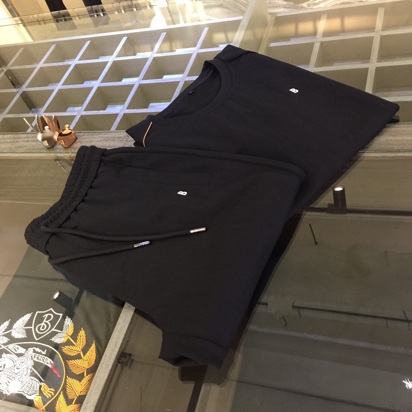 NO:132449,/Set Details of tops B Fat Brother Gospel New Summer Style is on sale. Classic simple style set, private channels are leaked, foreign trade company orders, domestic first-tier OEM factories, luxury classic design, urban life, first-class quality!  A simple round neckline and boundless craft casual sports suit, handsome and personalized, simple and generous style design, bold and innovative design that breaks through the conventional style, still continues the popular ice silk fabric. It has good elasticity, tender and smooth feel, breathable, and comfortable. It is visually enough to instantly kill those mediocre sports suits. Slim fit style, sports and leisure entertainment, are competent!  Black/dark blue!  Size M~4XL (model/125 catties wear M), alexander wang19860909/套 上衣细节图B家胖哥哥福音夏季新款发售.经典简约款套装,私密渠道流出,外贸公司订单,国内一线代工厂出品,奢华经典设计,都市生活,品质一流！简约的一款圆领无边工艺休闲运动套装 有帅有个性 简洁大方的版型设计,突破常规的大胆创新设计,依然延续了热门的冰丝面料 弹力好,手感嫩滑 透气,舒服为主 在视觉上已经足以秒杀那些平庸的运动套装 修身版型,运动休闲娱乐,均可胜任！黑色/深蓝色！尺码M～4XL（模特/125斤穿M）,,alexander wang,Men's clothing