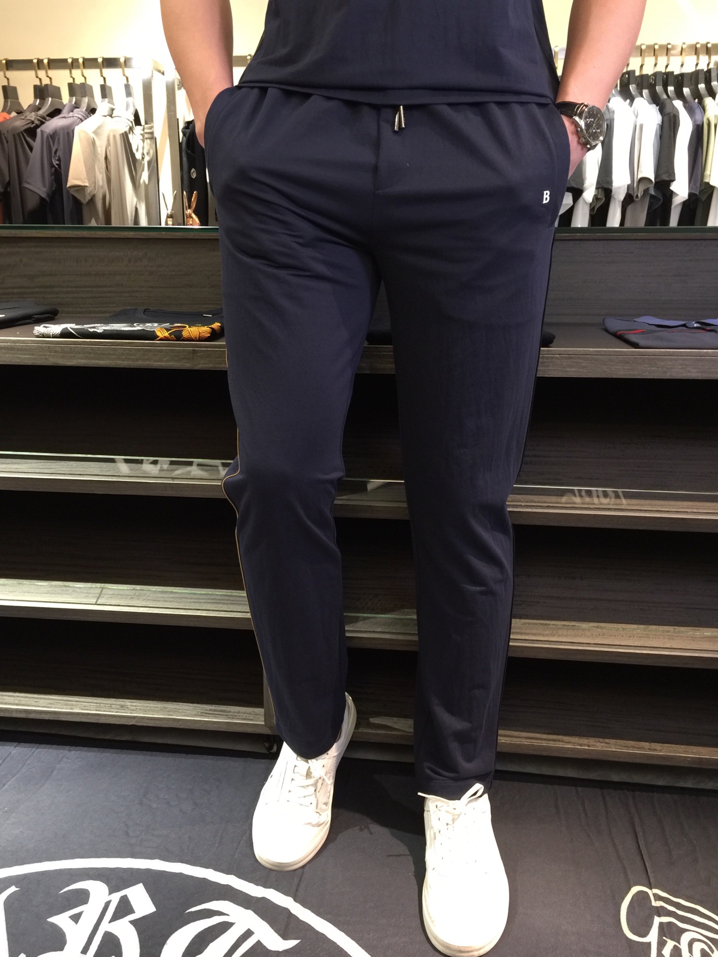 NO:132451,/Set Details of pants B Fat Brother Gospel New Summer Style is on sale. Classic simple style set, private channels are leaked, foreign trade company orders, domestic first-tier OEM factories, luxury classic design, urban life, first-class quality!  A simple round neckline and boundless craft casual sports suit, handsome and personalized, simple and generous style design, bold and innovative design that breaks through the conventional style, still continues the popular ice silk fabric. It has good elasticity, tender and smooth feel, breathable, and comfortable. It is visually enough to instantly kill those mediocre sports suits. Slim fit style, sports and leisure entertainment, are competent!  Black/dark blue!  Size M~4XL (model/125 catties wear M), alexander wang19860909/套 裤子细节图B家胖哥哥福音夏季新款发售.经典简约款套装,私密渠道流出,外贸公司订单,国内一线代工厂出品,奢华经典设计,都市生活,品质一流！简约的一款圆领无边工艺休闲运动套装 有帅有个性 简洁大方的版型设计,突破常规的大胆创新设计,依然延续了热门的冰丝面料 弹力好,手感嫩滑 透气,舒服为主 在视觉上已经足以秒杀那些平庸的运动套装 修身版型,运动休闲娱乐,均可胜任！黑色/深蓝色！尺码M～4XL（模特/125斤穿M）,,alexander wang,Men's clothing