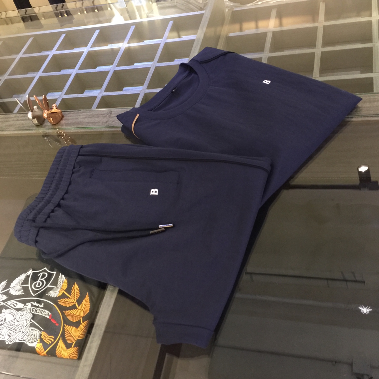 NO:132453,/Set Details of tops B Fat Brother Gospel New Summer Style is on sale. Classic simple style set, private channels are leaked, foreign trade company orders, domestic first-tier OEM factories, luxury classic design, urban life, first-class quality!  A simple round neckline and boundless craft casual sports suit, handsome and personalized, simple and generous style design, bold and innovative design that breaks through the conventional style, still continues the popular ice silk fabric. It has good elasticity, tender and smooth feel, breathable, and comfortable. It is visually enough to instantly kill those mediocre sports suits. Slim fit style, sports and leisure entertainment, are competent!  Black/dark blue!  Size M~4XL (model/125 catties wear M), alexander wang19860909/套 上衣细节图B家胖哥哥福音夏季新款发售.经典简约款套装,私密渠道流出,外贸公司订单,国内一线代工厂出品,奢华经典设计,都市生活,品质一流！简约的一款圆领无边工艺休闲运动套装 有帅有个性 简洁大方的版型设计,突破常规的大胆创新设计,依然延续了热门的冰丝面料 弹力好,手感嫩滑 透气,舒服为主 在视觉上已经足以秒杀那些平庸的运动套装 修身版型,运动休闲娱乐,均可胜任！黑色/深蓝色！尺码M～4XL（模特/125斤穿M）,,alexander wang,Men's clothing