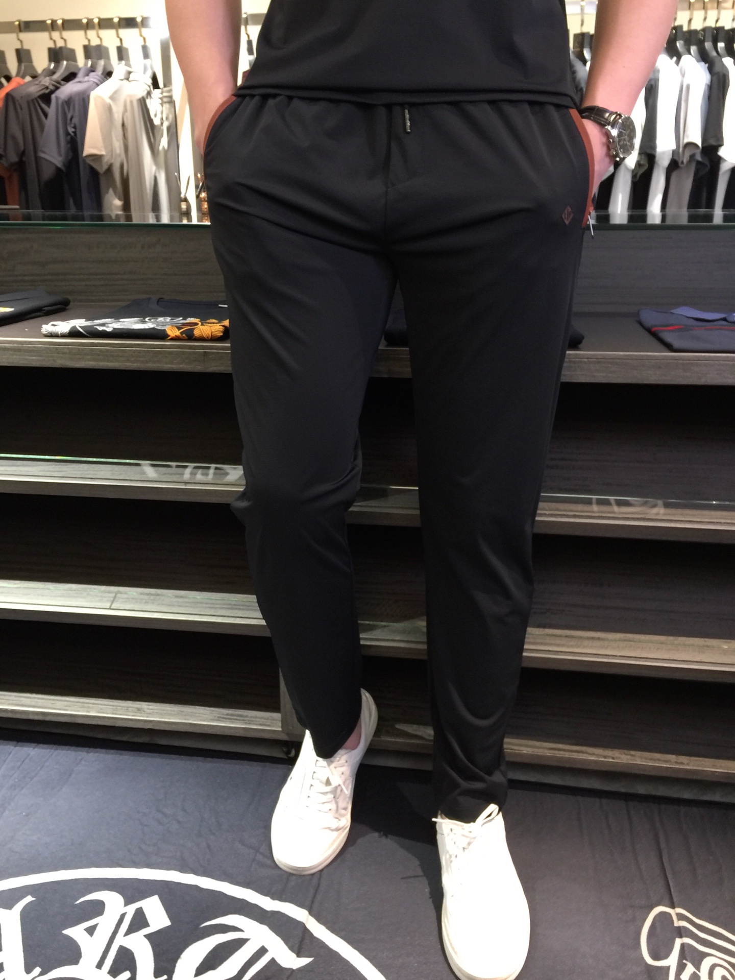 NO:132455,/Set details of pants LP Fat Brother Gospel Summer new model is on sale. Classic simple style set, private channels are leaked, foreign trade company orders, domestic first-tier OEM factories, luxury classic design, urban life, first-class quality!  A simple lapel boundless craft casual sports suit, handsome and personalized, simple and generous style design, bold and innovative design that breaks through the conventional style, still continues the popular ice silk fabric. It has good elasticity, tender and smooth feel, breathable, and comfortable. It is visually enough to instantly defeat those mediocre sports suits. Slim fit style, sports and leisure entertainment, are competent!  Black/dark blue!  Size M~4XL (model/125 catties wear M), loro piana, alexander wang19860909/套 裤子细节图LP家胖哥哥福音夏季新款发售.经典简约款套装,私密渠道流出,外贸公司订单,国内一线代工厂出品,奢华经典设计,都市生活,品质一流！简约的一款翻领无边工艺休闲运动套装 有帅有个性 简洁大方的版型设计,突破常规的大胆创新设计,依然延续了热门的冰丝面料 弹力好,手感嫩滑 透气,舒服为主 在视觉上已经足以秒杀那些平庸的运动套装 修身版型,运动休闲娱乐,均可胜任！黑色/深蓝色！尺码M～4XL（模特/125斤穿M）,,loro piana,alexander wang,Men's clothing