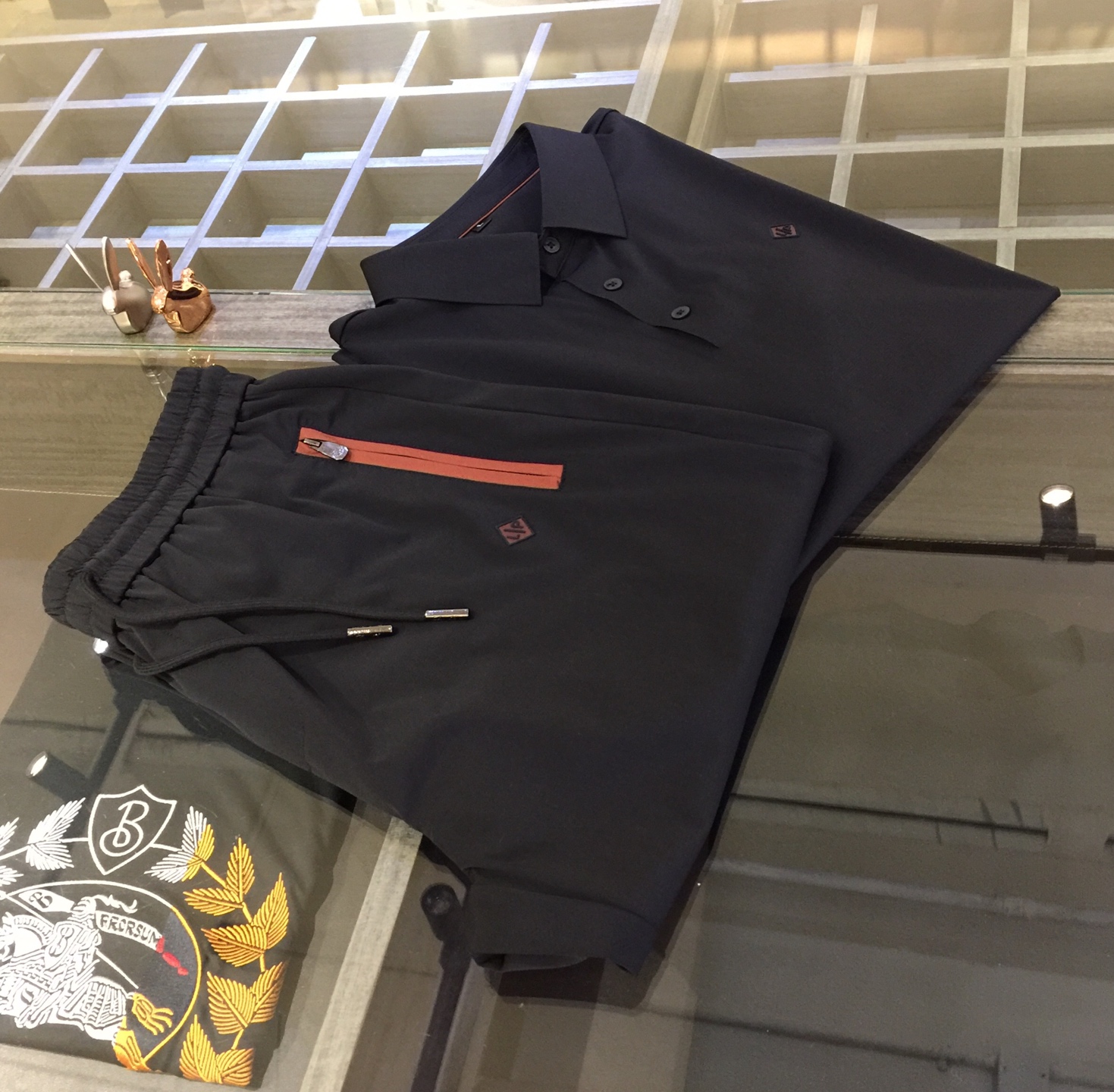 NO:132457,/Set Top details picture LP Fat Brother Gospel New Summer Style is on sale. Classic simple style set, private channels are leaked, foreign trade company orders, domestic first-tier OEM factory produced, luxurious classic design, urban life, first-class quality!  A simple lapel boundless craft casual sports suit, handsome and personalized, simple and generous style design, bold and innovative design that breaks through the conventional style, still continues the popular ice silk fabric. It has good elasticity, tender and smooth feel, breathable, and comfortable. It is visually enough to instantly defeat those mediocre sports suits. Slim fit style, sports and leisure entertainment, are competent!  Black/dark blue!  Size M~4XL (model/125 catties wear M), loro piana, alexander wang19860909/套 上衣细节图LP家胖哥哥福音夏季新款发售.经典简约款套装,私密渠道流出,外贸公司订单,国内一线代工厂出品,奢华经典设计,都市生活,品质一流！简约的一款翻领无边工艺休闲运动套装 有帅有个性 简洁大方的版型设计,突破常规的大胆创新设计,依然延续了热门的冰丝面料 弹力好,手感嫩滑 透气,舒服为主 在视觉上已经足以秒杀那些平庸的运动套装 修身版型,运动休闲娱乐,均可胜任！黑色/深蓝色！尺码M～4XL（模特/125斤穿M）,,loro piana,alexander wang,Men's clothing