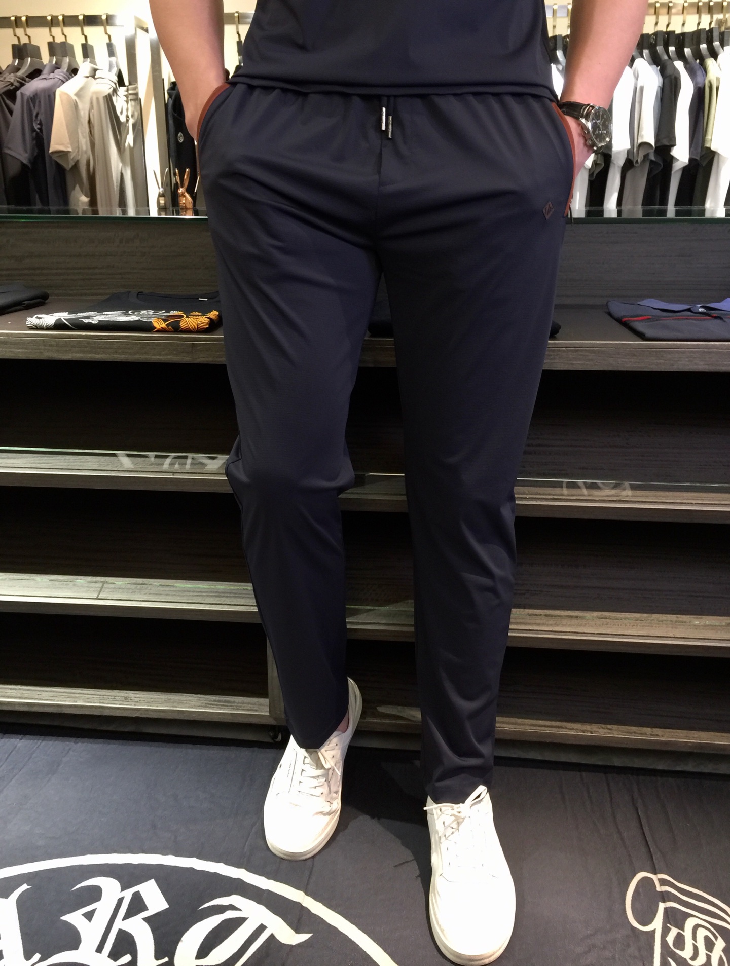 NO:132458,/Set details of pants LP Fat Brother Gospel Summer new model is on sale. Classic simple style set, private channels are leaked, foreign trade company orders, domestic first-tier OEM factories, luxury classic design, urban life, first-class quality!  A simple lapel boundless craft casual sports suit, handsome and personalized, simple and generous style design, bold and innovative design that breaks through the conventional style, still continues the popular ice silk fabric. It has good elasticity, tender and smooth feel, breathable, and comfortable. It is visually enough to instantly defeat those mediocre sports suits. Slim fit style, sports and leisure entertainment, are competent!  Black/dark blue!  Size M~4XL (model/125 catties wear M), loro piana, alexander wang19860909/套 裤子细节图LP家胖哥哥福音夏季新款发售.经典简约款套装,私密渠道流出,外贸公司订单,国内一线代工厂出品,奢华经典设计,都市生活,品质一流！简约的一款翻领无边工艺休闲运动套装 有帅有个性 简洁大方的版型设计,突破常规的大胆创新设计,依然延续了热门的冰丝面料 弹力好,手感嫩滑 透气,舒服为主 在视觉上已经足以秒杀那些平庸的运动套装 修身版型,运动休闲娱乐,均可胜任！黑色/深蓝色！尺码M～4XL（模特/125斤穿M）,,loro piana,alexander wang,Men's clothing