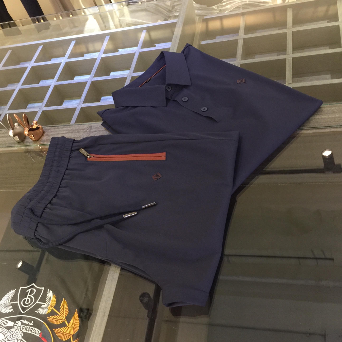 NO:132467,/Set Top details picture LP Fat Brother Gospel New Summer Style is on sale. Classic simple style set, private channels are leaked, foreign trade company orders, domestic first-tier OEM factory produced, luxurious classic design, urban life, first-class quality!  A simple lapel boundless craft casual sports suit, handsome and personalized, simple and generous style design, bold and innovative design that breaks through the conventional style, still continues the popular ice silk fabric. It has good elasticity, tender and smooth feel, breathable, and comfortable. It is visually enough to instantly defeat those mediocre sports suits. Slim fit style, sports and leisure entertainment, are competent!  Black/dark blue!  Size M~4XL (model/125 catties wear M), loro piana, alexander wang19860909/套 上衣细节图LP家胖哥哥福音夏季新款发售.经典简约款套装,私密渠道流出,外贸公司订单,国内一线代工厂出品,奢华经典设计,都市生活,品质一流！简约的一款翻领无边工艺休闲运动套装 有帅有个性 简洁大方的版型设计,突破常规的大胆创新设计,依然延续了热门的冰丝面料 弹力好,手感嫩滑 透气,舒服为主 在视觉上已经足以秒杀那些平庸的运动套装 修身版型,运动休闲娱乐,均可胜任！黑色/深蓝色！尺码M～4XL（模特/125斤穿M）,,loro piana,alexander wang,Men's clothing