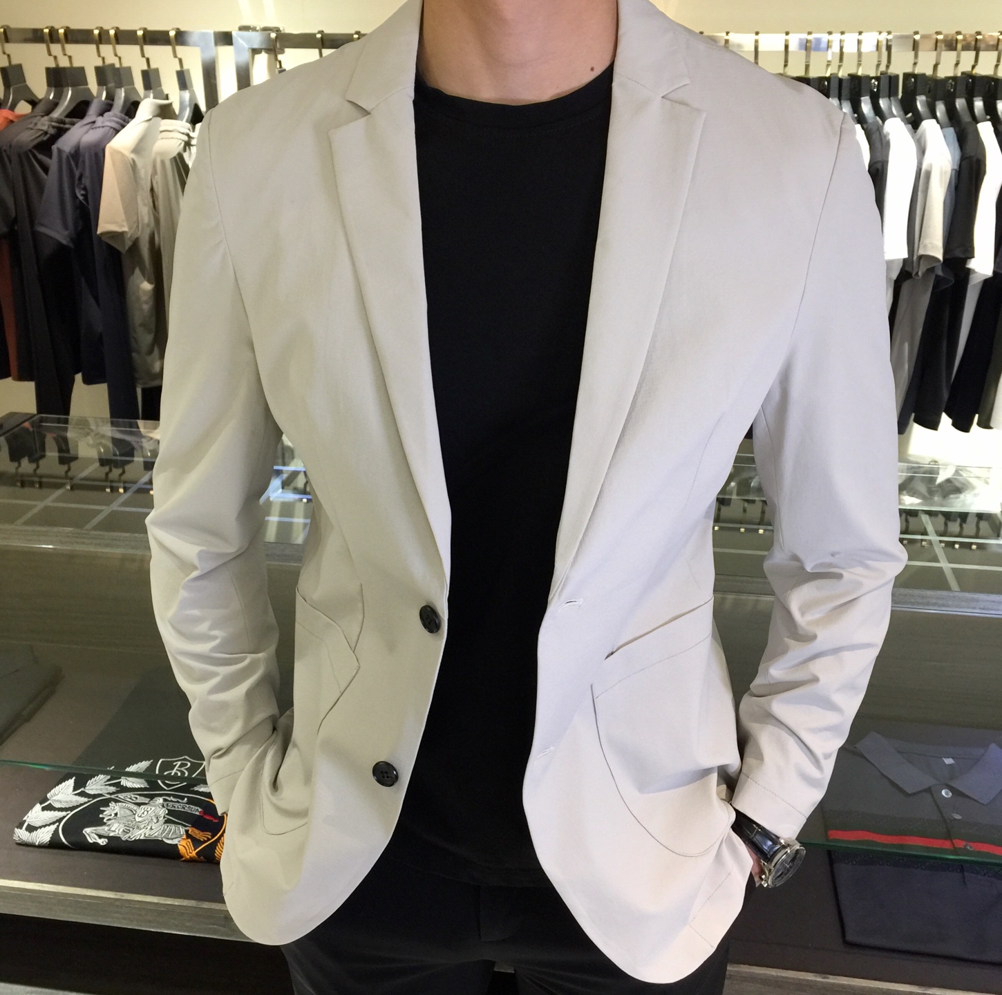 NO:132469,A-home ss spring and summer new style, high-end customization, business-style eternal suit style, classic suit collar, 2 buckles, slightly zipped waist, the simplest commuting and casual design!  Because this model is a light and soft commuter outfit, the whole body is more uniform, atmospheric and decent, and highlights the exquisiteness casually. It uses top-quality custom super soft silky blend, high-density ultra-thin material, skin-friendly, delicate and comfortable, soft and breathable, super texture, and strong sense of class. Classic and not picky, the color used in men's wardrobe is simple and generous, easy to wear but not picky, and the quality can definitely stand the test. Bee gray/dark blue!  Size M~XXXL (model/125 catties wear M), business suit, alexander wang19860909A家ss春夏新款 高级定制 商务风永恒的西装版型 经典西装领,2粒扣,腰部微收,最为简约通勤与休闲设计！因这款主打的是轻薄、柔软的通勤装,整身更为平服,大气得体,随意中凸显精致.采用顶级定制超柔丝滑混纺 高密超薄材质、手感亲肤 细腻舒适 柔软透气,质感超强,档次感强.经典不挑人,男士衣橱专用的颜色 简单大方,好穿不挑人,品质绝对经得起考验.米灰色/深蓝色！尺码M～XXXL（模特/125斤穿M）,,business suit,alexander wang,Men's clothing