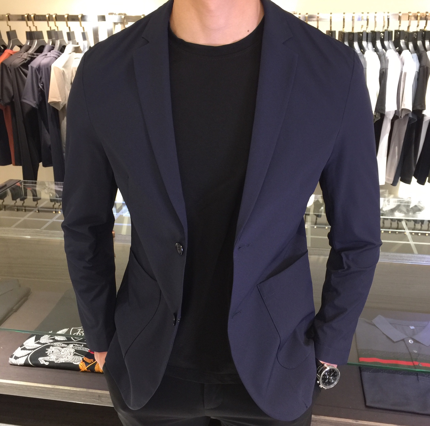 NO:133447,A home 2025ss spring and summer new style, high-end customization, business-style eternal suit style, classic suit collar, 2 buckles, slightly zipped waist, the simplest commuting and casual design!  Because this model is a light and soft commuter outfit, the whole body is more uniform, atmospheric and decent, and highlights the exquisiteness casually. It uses top-quality custom super soft silky blend, high-density ultra-thin material, skin-friendly, delicate and comfortable, soft and breathable, super texture, and strong sense of class. Classic and not picky, the color used in men's wardrobe is simple and generous, easy to wear but not picky, and the quality can definitely stand the test. Bee gray/dark blue!  Size M~XXXL (model/125 catties wear M), business suit, alexander wang19860909A家2025ss春夏新款 高级定制 商务风永恒的西装版型 经典西装领,2粒扣,腰部微收,最为简约通勤与休闲设计！因这款主打的是轻薄、柔软的通勤装,整身更为平服,大气得体,随意中凸显精致.采用顶级定制超柔丝滑混纺 高密超薄材质、手感亲肤 细腻舒适 柔软透气,质感超强,档次感强.经典不挑人,男士衣橱专用的颜色 简单大方,好穿不挑人,品质绝对经得起考验.米灰色/深蓝色！尺码M～XXXL（模特/125斤穿M）,,business suit,alexander wang,Men's clothing