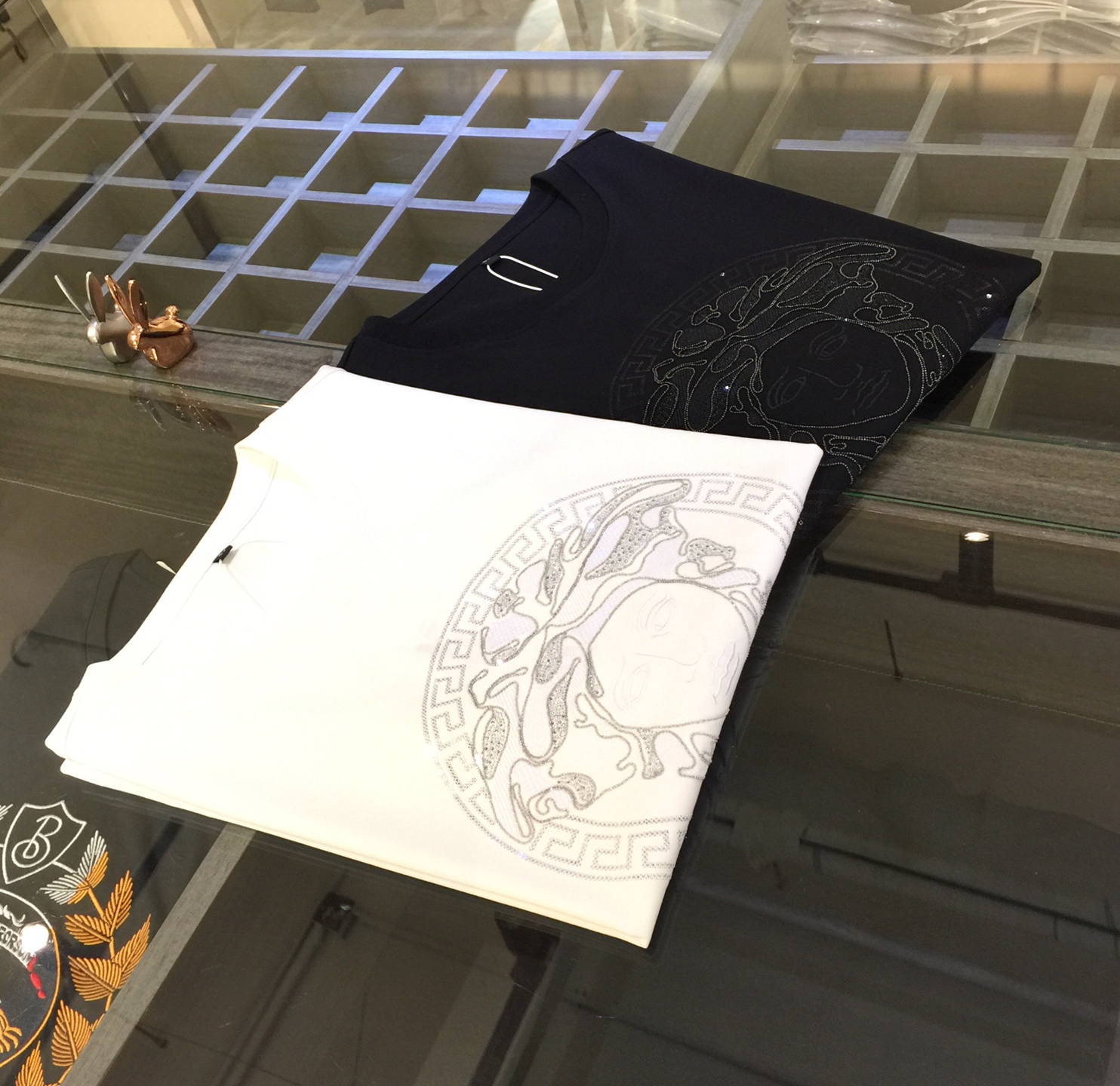 NO:133456,Fanjia’s new summer products in 2025, classic and fashionable, versatile round neck short-sleeved shirt, imported mercerized cotton fabric, soft and delicate fabric, heavy industry Medusa avatar design!  You can match various clothing anytime, anywhere to meet your daily needs. The fabrics and factories we choose are all used by first-tier brands. Please buy them now!  Size black/white!  M～XXXL (model/125 catties wear M), T-shirt, alexander wang19860909范家2025夏季新品 经典时尚百搭圆领短袖衫 进口丝光棉面料 面料柔软细腻 重工美杜莎头像设计！随时随地都可以拿来搭配各种服饰 满足您日常生活需求.我们所选择的面料及工厂都是一线品牌所使用的,亲们赶紧入手！尺码黑色/白色！M～XXXL（模特/125斤穿M）,,T-shirt,alexander wang,Men's clothing