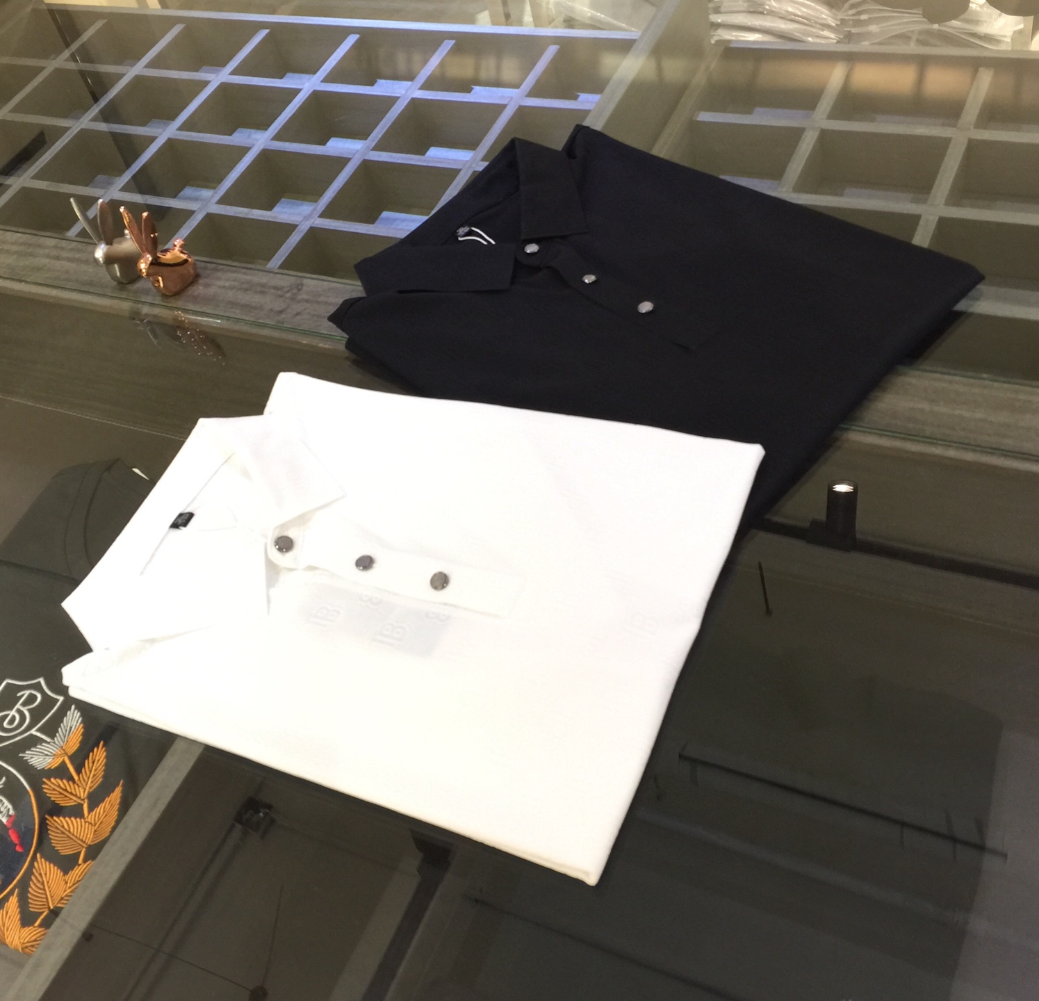 NO:133462,TB Home Products Recommended!  The latest series of 2025AW, versatile commuting to work, elegant design, a must-have for business elites, using high-quality 120-pin mercerized cotton and copper-ammonia silk blend fabric, Wen Ru soft, delicate and soft, the upper body is naturally comfortable, lapel business casual slim fit, can be worn in both business and leisure!  It highlights the overall styling and body-slimming feeling. The overall craftsmanship line is really impeccable. This kind of lapel fashion adds points to urban fashion people and has a more gentlemanly charm!  Black/white!  Size M~XXXL (model/125 catties wear M), alexander wang19860909TB家臻品推荐！2025AW最新系列 上班通勤百搭 富于优雅的设计感 商务精英必备 采用高克重120支丝光棉铜氨丝混纺面料 温儒柔软 细腻柔软 上身自然是舒适 翻领商务休闲修身款 无论是商务还是休闲时候都可穿搭！非常的凸显整体的造型感以及修身上身感 整体的工艺车线真的是无可挑剔的 这样的一款翻领时装 无不为都市时尚人士加分 更加的绅士韵味十足范！黑色/白色！尺码M～XXXL（模特/125斤穿M）,,alexander wang,Men's clothing