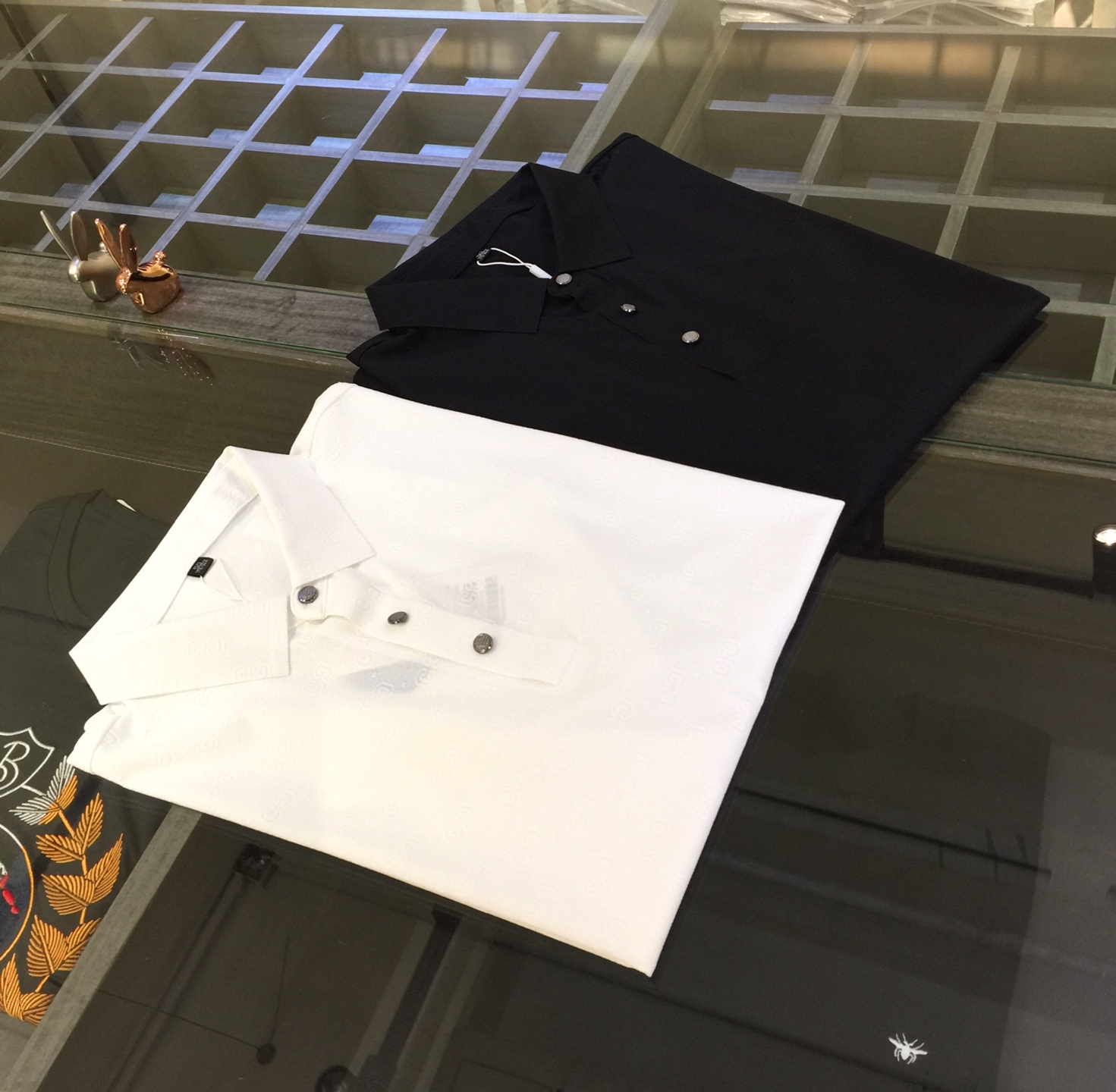 NO:133464,Recommended by G Home Products!  The latest series of 2025AW, versatile commuting to work, elegant design, a must-have for business elites, using high-quality 120-pin mercerized cotton and copper-ammonia silk blend fabric, Wen Ru soft, delicate and soft, the upper body is naturally comfortable, lapel business casual slim fit, can be worn in both business and leisure!  It highlights the overall styling and body-slimming feeling. The overall craftsmanship line is really impeccable. This kind of lapel fashion adds points to urban fashion people and has a more gentlemanly charm!  Black/white!  Size M~XXXL (model/125 catties wear M), gucci, alexander wang19860909G家臻品推荐！2025AW最新系列 上班通勤百搭 富于优雅的设计感 商务精英必备 采用高克重120支丝光棉铜氨丝混纺面料 温儒柔软 细腻柔软 上身自然是舒适 翻领商务休闲修身款 无论是商务还是休闲时候都可穿搭！非常的凸显整体的造型感以及修身上身感 整体的工艺车线真的是无可挑剔的 这样的一款翻领时装 无不为都市时尚人士加分 更加的绅士韵味十足范！黑色/白色！尺码M～XXXL（模特/125斤穿M）,,gucci,alexander wang,Men's clothing