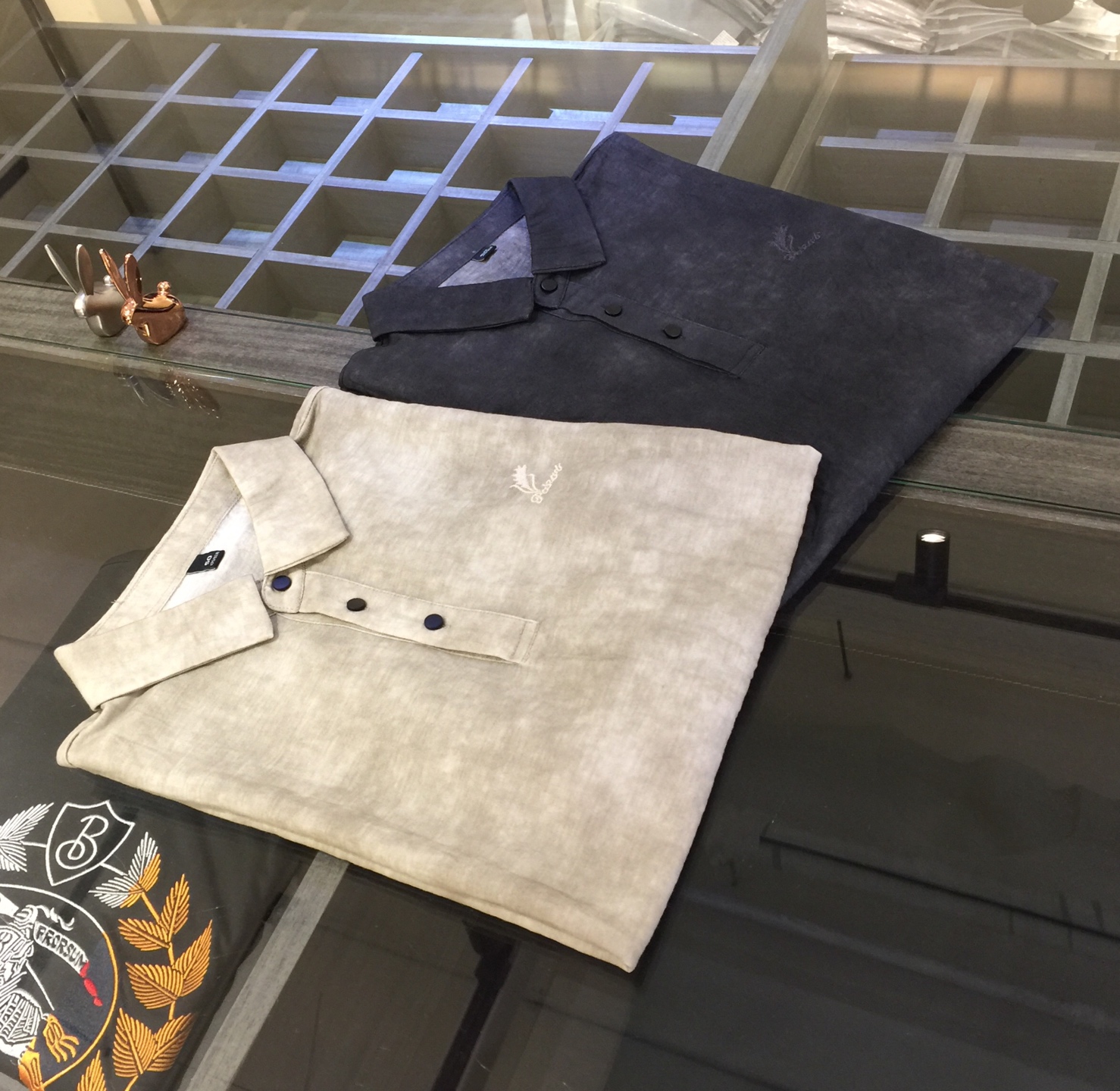 NO:133471,Ajia 2025 summer new model is available. Classic simple lapel shirt, private channels are leaked, company orders, domestic first-tier OEM products, luxury classic design, urban life, first-class quality!  A simple pleated mercerated top, a simple and elegant style design, a bold and innovative design that breaks through the conventional style, with a tender and smooth feel, breathable and comfortable, visually enough to praise, and can be competent for both business and leisure!  Dark gray/khaki!  Size M~XXXL (model/125 catties wear M), alexander wang19860909A家2025夏季新款发售.经典简约款翻领衫,私密渠道流出,公司订单,国内一线代工厂出品,奢华经典设计,都市生活,品质一流！简约的一款褶皱面丝光上衣 个性简洁大方的版型设计,突破常规的大胆创新设计,手感嫩滑 透气,舒服为主 在视觉上已经足以称赞,商务休闲均可胜任！深灰色/卡其色！尺码M～XXXL（模特/125斤穿M）,,alexander wang,Men's clothing