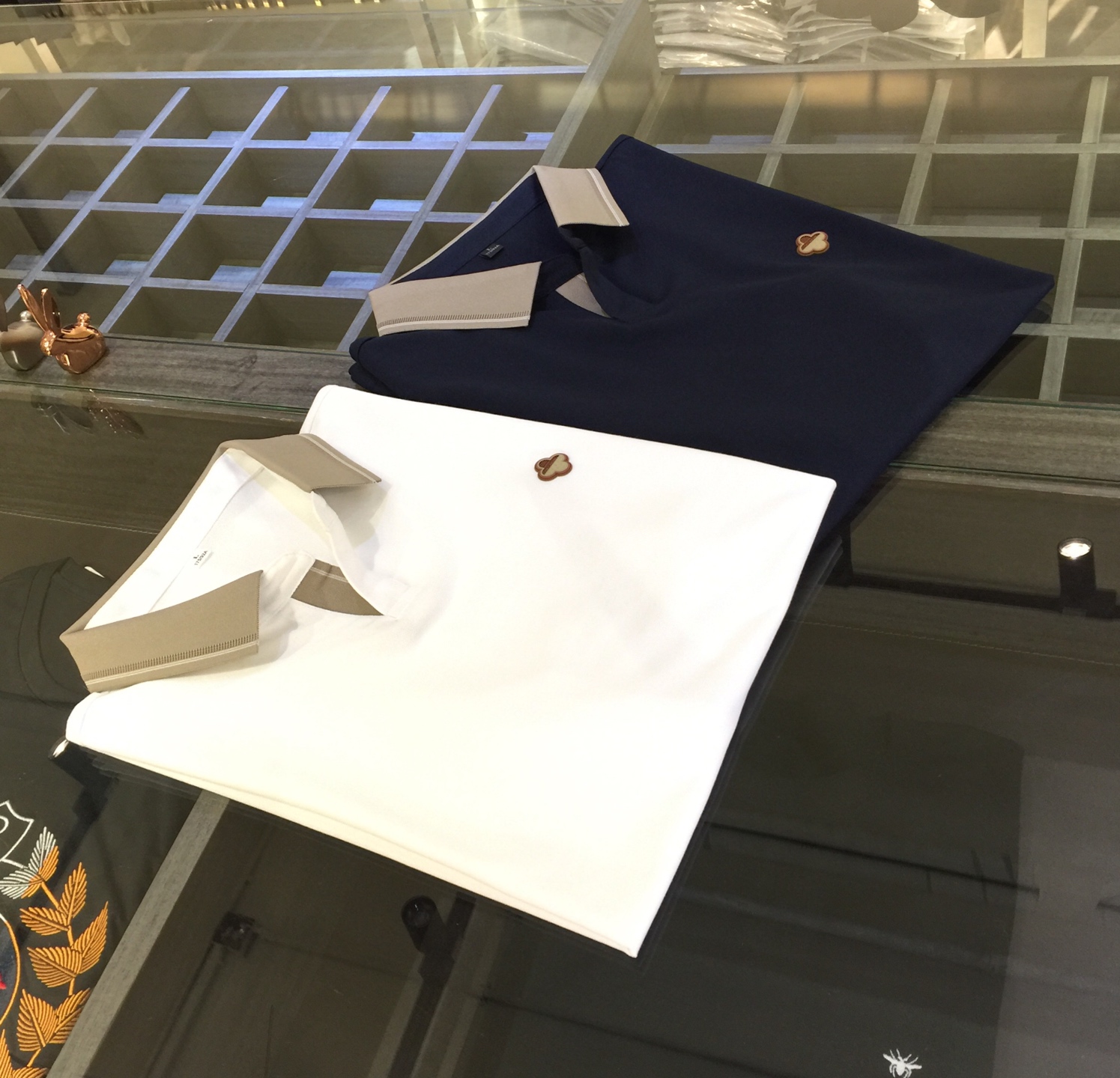 NO:133449,A big recommendation from the donkey!  The latest series of 2025AW, versatile commuting to work, elegant design, a must-have for business elites, exquisite brand flocking badge logo on the chest!  It uses imported double mercerated bead floor cotton fabric. Wen Ru is soft, delicate and soft. The upper body is naturally comfortable. The lapel business casual slim fit can be worn both in business and leisure. It highlights the overall styling and slim feel. The overall craftsmanship line is really impeccable. This kind of lapel fashion adds points to urban fashion people and has a more gentlemanly charm!  Dark blue/white!  Size M~XXXL (model/125 catties wear M), louis vuitton,louis vuitton,alexander wang19860909驴家重磅推荐！2025AW最新系列 上班通勤百搭 富于优雅的设计感 商务精英必备 胸前精致品牌植绒徽章Logo！采用进口双丝光珠地棉面料 温儒柔软 细腻柔软 上身自然是舒适 翻领商务休闲修身款 无论是商务还是休闲时候都可穿搭 非常的凸显整体的造型感以及修身上身感 整体的工艺车线真的是无可挑剔的 这样的一款翻领时装 无不为都市时尚人士加分 更加的绅士韵味十足范！深蓝色/白色！尺码M～XXXL（模特/125斤穿M）,,louis vuitton,louis vuitton,alexander wang,Men's clothing