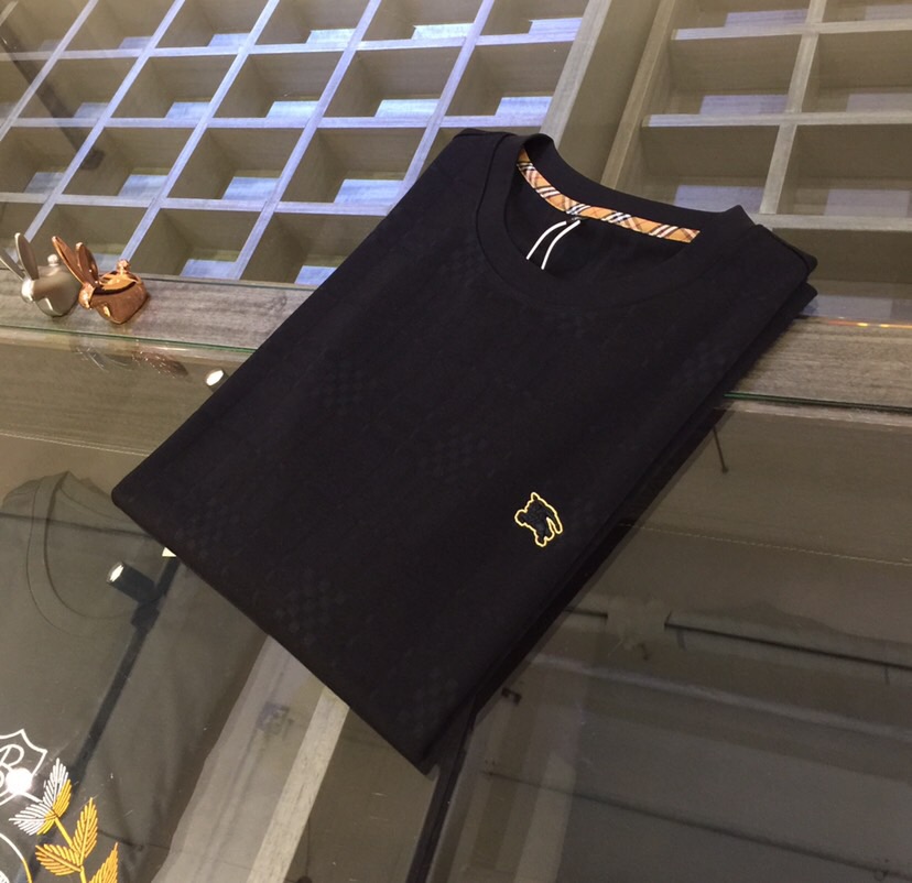 NO:420184,B Family 2025 summer new product, instantly kill all versions!  Classic and fashionable versatile round neck short sleeves, customized mulberry silk super soft fabric, flower burning process!  Basic base shirts are indispensable for men's wardrobes. They can be matched with various clothing anytime and anywhere to meet your daily needs. The fabrics and factories we choose are all used by first-tier brands, so we recommend buying them!  Black/white!  Size M~XXXL (model 175/125 catties wear M), T-shirt, alexander wang19860909B家2025夏季新品 秒杀一切版本！经典时尚百搭圆领短袖 订制桑蚕丝超柔软面料 烧花工艺！男人的衣柜都少不了基础打底衫 随时随地都可以拿来搭配各种服饰 满足您日常生活需求.我们所选择的面料及工厂都是一线品牌所使用的,推荐入手！黑色/白色！尺码M～XXXL（模特175/125斤穿M）,,T-shirt,alexander wang,Men's clothing