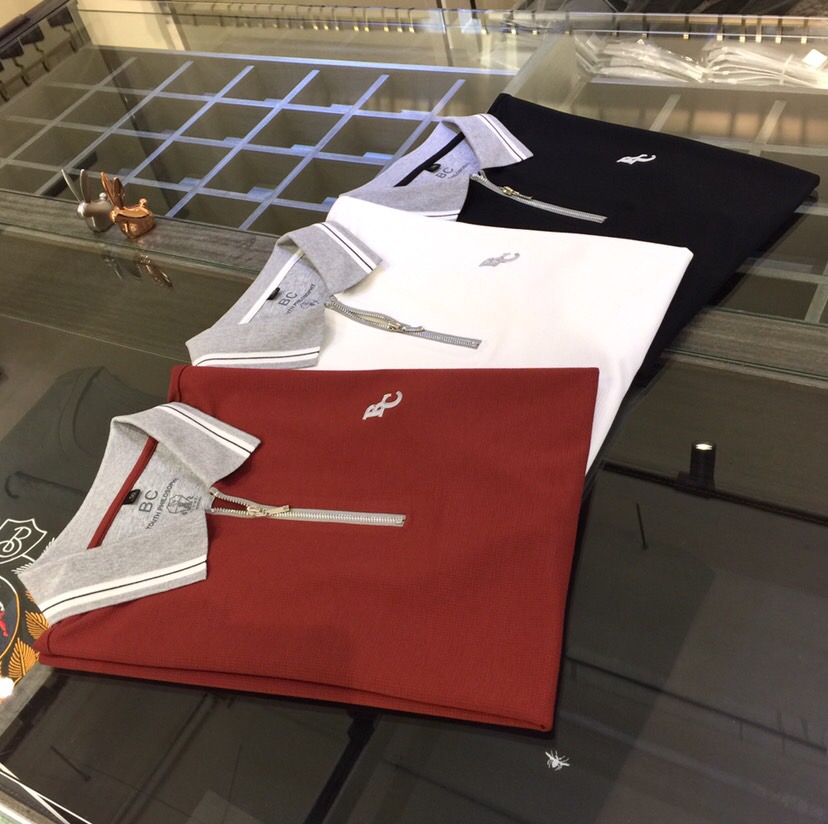 NO:133461,BC Home 2025AW latest series of semi-zipper lapel shirts, versatile commuting to work, full of elegant design, a must-have for business elites. This design is very exquisitely designed fabric!  It uses high-weight honeycomb fiber cotton fabric. Wen Ru is soft, delicate and soft. The upper body is naturally comfortable. The lapel business casual slim fit can be worn both in business and leisure. It highlights the overall styling and slim body feel. The overall craftsmanship line is really impeccable. This kind of lapel fashion adds points to urban fashion people and has a more gentlemanly charm!  Black/white/brick red!  Size M~XXXL (model/125 catties wear M), chanel, alexander wang19860909BC家2025AW最新系列半拉链式翻领衫 上班通勤百搭 富于优雅的设计感 商务精英必备 此款设计非常考究面料！采用高克重蜂窝纤维棉面料 温儒柔软 细腻柔软 上身自然是舒适 翻领商务休闲修身款 无论是商务还是休闲时候都可穿搭 非常的凸显整体的造型感以及修身上身感 整体的工艺车线真的是无可挑剔的 这样的一款翻领时装 无不为都市时尚人士加分 更加的绅士韵味十足范！黑色/白色/砖红色！尺码M～XXXL（模特/125斤穿M）,,chanel,alexander wang,Men's clothing