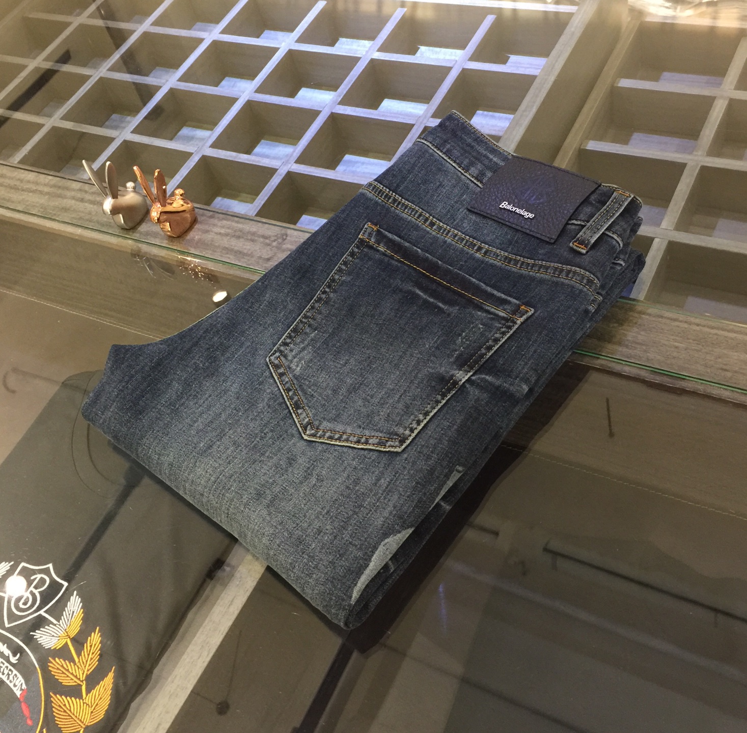 NO:133463,Paris home high-end series of trade channels!  European custom version 2025 summer new jeans, the upper body effect is great, original hardware!  Fashionable and stylish. The fabric is pure cotton denim with micro elasticity, comfortable and breathable. It cannot pill. The latest element design in 25 years and the selection of hardware are also selected. The cool men in magazines wear casual shirts and cool casual shoes. They are full of vitality and youthful style. Even if they are older, they are perfectly competent. They are really casual and masculine!  Size 29~3837. (Model/125 catties wear 30),,balenciaga,jeans,alexander wang19860909巴黎家高端系列贸易渠道货！欧洲定制版 2025夏季新款牛仔裤 上身效果非常的棒 原版五金！时尚而有型 面料是纯棉牛仔布 带微弹性 舒适透气 不会起球 25年最新元素设计 以及五金的选材上也都是精选高等级五金 喜爱杂志中酷酷的男人 穿着休闲衬衣 搭配酷酷休闲鞋 一身活力四射的青春范 即使年纪大点此款也完全可以胜任 真是怎么搭怎么率性男人味十足！尺码29～3837.（模特/125斤穿30）,,balenciaga,jeans,alexander wang,Men's clothing