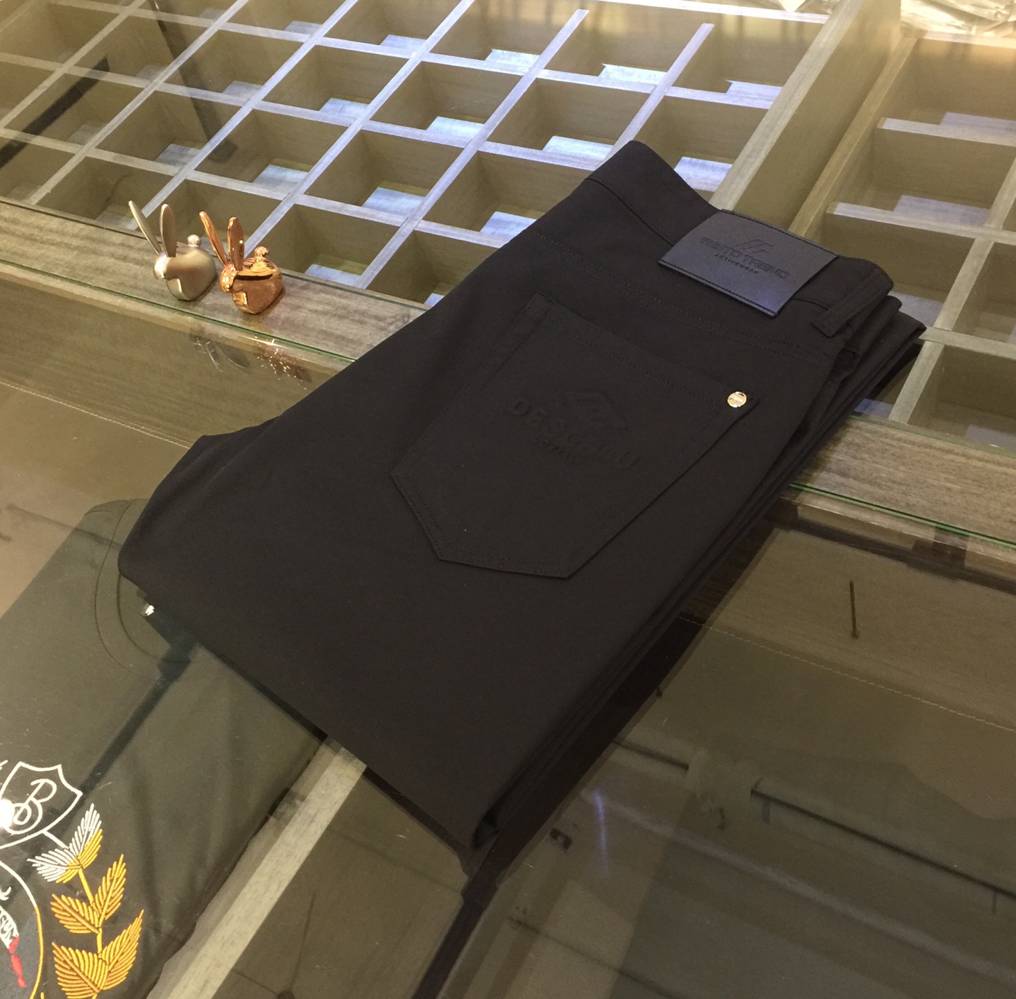 NO:133466,DG Home's new summer model for 2025 creates a refreshing modern STAY. It is refreshing and neat, giving you a full sense of vitality and fashion. The upper body effect is very good. It uses imported tannin blend fabric. It feels comfortable to feel, exquisite workmanship, fine and symmetrical wiring, slim fit style cut, simple and atmospheric model, the best strong product for all occasions!  Size 29~3837. (Model/125 catties wear 30), Dolce & Gabbana, Gucci, alexander wang19860909DG家2025夏季新款,打造出清爽的摩登STAY 清爽、利落感 让你活力时尚感十足范 上身效果非常的棒 采用进口丹宁混纺面料.手感舒适,做工精湛 走线细密匀称 修身版型剪裁 简约大气款 能胜任各种场合的最佳强货！尺码29～3837.（模特/125斤穿30）,,Dolce&Gabbana,gucci,alexander wang,Men's clothing