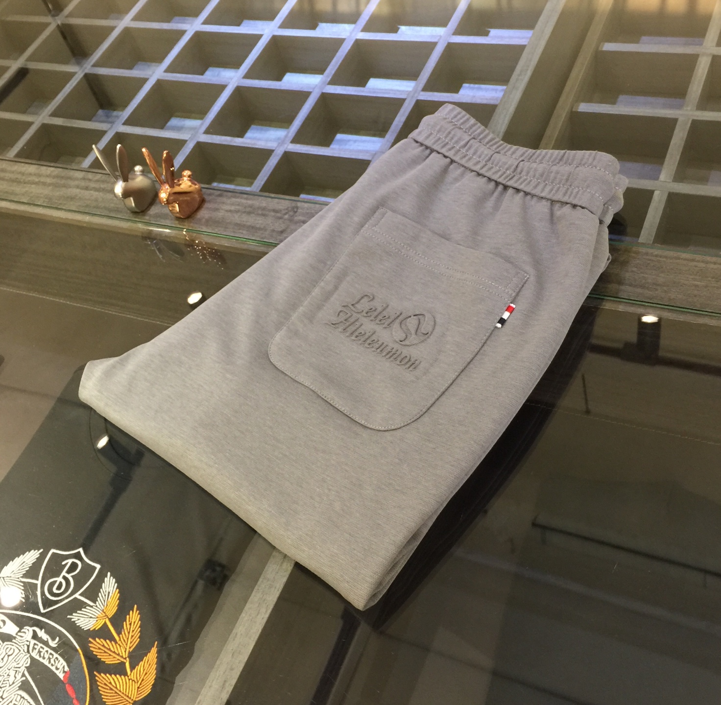 NO:133469,Lujia's new summer model for 2025. OEM. Elastic waist casual pants. Custom imported top-grade fine cotton fabric blend. Good comfort. The upper body has no sense of restraint. High-end style, the upper body shows slender legs. It is definitely a rare good product. Size 29~3837. (Model/125 catties wear 30),,alexander wang19860909Lu家2025夏季新款.代工厂出品.松紧腰休闲裤 定制进口顶级精棉面料混纺.舒适度佳.上身毫无束缚感.高版型、上身显腿修长.绝对是不可多得的好货.尺码29～3837.（模特/125斤穿30）,,alexander wang,Men's clothing