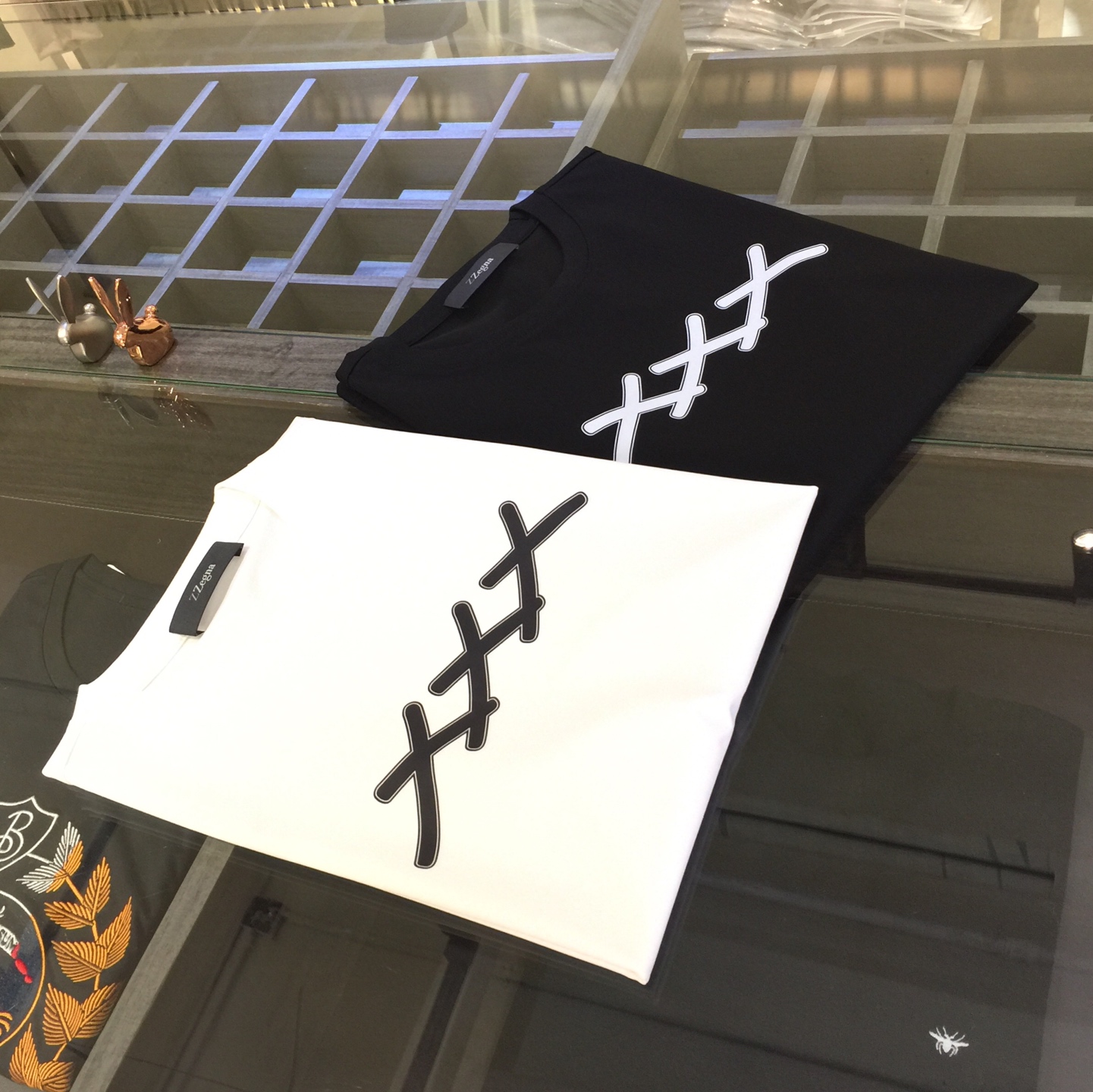 NO:133472,Zejia's new summer 2025 product, instantly kill all versions!  Classic and fashionable versatile round neck short sleeves, customized double mercerized cotton super soft fabric, chest hot stamping logo!  Basic base shirts are indispensable for men's wardrobe. They can be matched with various clothing anytime and anywhere to meet your daily needs. The fabrics and factories we choose are all used by first-tier brands, so we recommend buying them!  Black/white!  Size M~XXXL (model/125 catties wear M), T-shirt, alexander wang19860909Ze家2025夏季新品 秒杀一切版本！经典时尚百搭圆领短袖 订制双丝光棉超柔软面料 胸前烫印Logo！男人的衣柜都少不了基础打底衫 随时随地都可以拿来搭配各种服饰 满足您日常生活需求.我们所选择的面料及工厂都是一线品牌所使用的,推荐入手！黑色/白色！尺码M～XXXL（模特/125斤穿M）,,T-shirt,alexander wang,Men's clothing