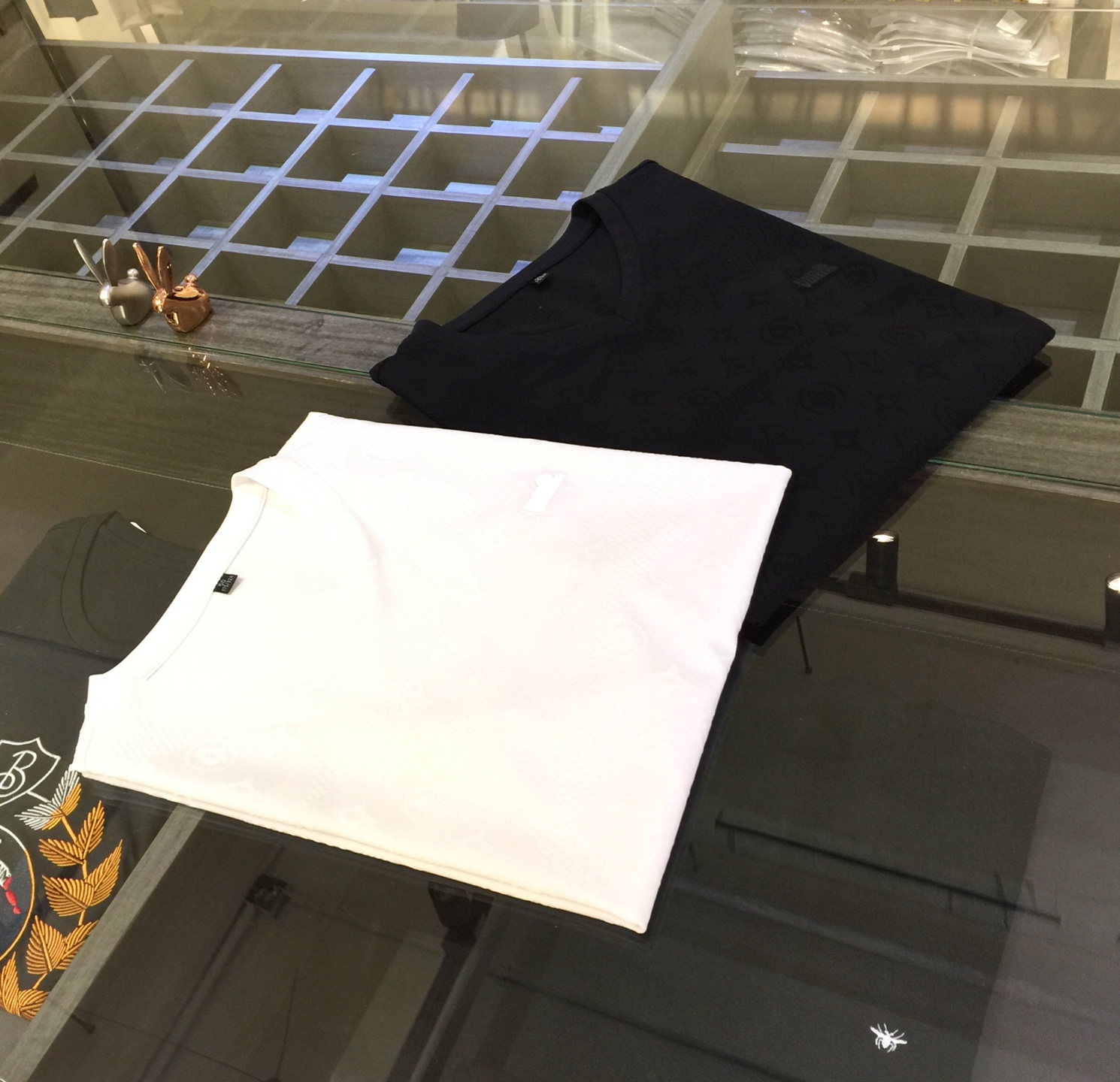 NO:133474,Lujia 2025 summer new product, classic and fashionable versatile V-neck short-sleeved shirt, styling fabric (imported copper ammonia silk), imported original double-strand yarn, soft and delicate fabric, heavy industry jacquard design!  You can match various clothing anytime, anywhere to meet your daily needs. The fabrics and factories we choose are all used by first-tier brands. Please buy them now!  Size black/white!  M～XXXL (model/125 catties wear M), louis vuitton,louis vuitton,t-shirt,alexander wang19860909驴家2025夏季新品 经典时尚百搭V领短袖衫 订织面料（进口铜氨丝）进口原版双股纱线 面料柔软细腻 重工提花设计！随时随地都可以拿来搭配各种服饰 满足您日常生活需求.我们所选择的面料及工厂都是一线品牌所使用的,亲们赶紧入手！尺码黑色/白色！M～XXXL（模特/125斤穿M）,,louis vuitton,louis vuitton,T-shirt,alexander wang,Men's clothing