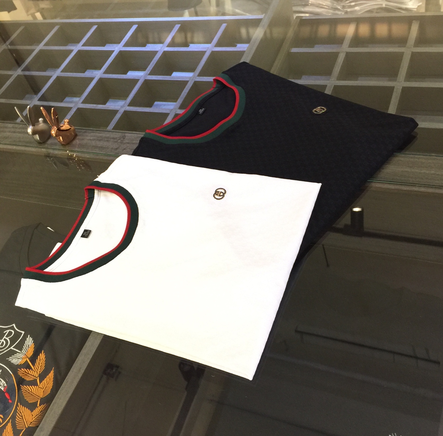 NO:133475,G Home 2025 summer new product, classic and fashionable versatile round neck short-sleeved shirt, styling fabric (imported copper ammonia silk) imported original double-strand yarn, soft and delicate fabric, basic base shirts are indispensable in men's wardrobe, and can be matched with various clothing anytime and anywhere to meet your daily life needs. The fabrics and factories we choose are all used by first-tier brands, and the clothes are very simple and very low-key designs. Dear, buy them quickly!  Black/white!  Size M~XXXL (model/125 catties wear M), gucci, T-shirt, alexander wang19860909G家2025夏季新品 经典时尚百搭圆领短袖衫 订织面料（进口铜氨丝）进口原版双股纱线 面料柔软细腻 男人的衣柜都少不了基础打底衫 随时随地都可以拿来搭配各种服饰 满足您日常生活需求.我们所选择的面料及工厂都是一线品牌所使用的,衣服设计非常的简洁 很是低调的设计 亲们赶紧入手！黑色/白色！尺码M～XXXL（模特/125斤穿M）,,gucci,T-shirt,alexander wang,Men's clothing