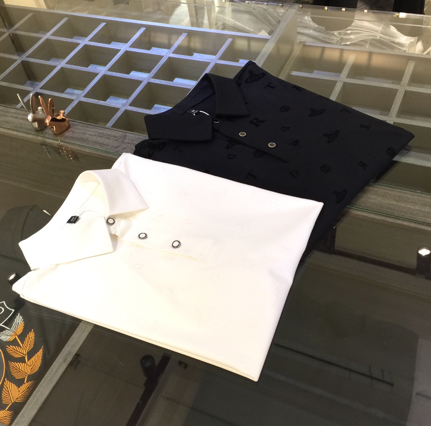 NO:133477,Dijia 2025 summer new products, high-end goods!  Classic and fashionable versatile lapel short-sleeved shirt with woven mercerized cotton fabric!  The fabric is soft and delicate, and the original logo flocking design of the clothes body!  Low-key luxury!  Basic base shirts are indispensable for men's wardrobes. They can be matched with various clothing anytime and anywhere to meet your daily needs. The fabrics and factories we choose are all used by first-tier brands, and the clothes are designed very atmospheric and fashionable and high-end goods!  Dears, hurry up and buy it!  Black/white!  Size M~XXXL (model/125 catties wear M), dior, T-shirt, alexander wang19860909迪家2025夏季新品 高端货物！经典时尚百搭翻领短袖衫 订织丝光棉面料！面料柔软细腻 衣身原版Logo植绒设计！低调的奢华！男人的衣柜都少不了基础打底衫 随时随地都可以拿来搭配各种服饰 满足您日常生活需求.我们所选择的面料及工厂都是一线品牌所使用的,衣服设计非常的大气时尚 高档货物！亲们赶紧入手！黑色/白色！尺码M～XXXL（模特/125斤穿M）,,dior,T-shirt,alexander wang,Men's clothing