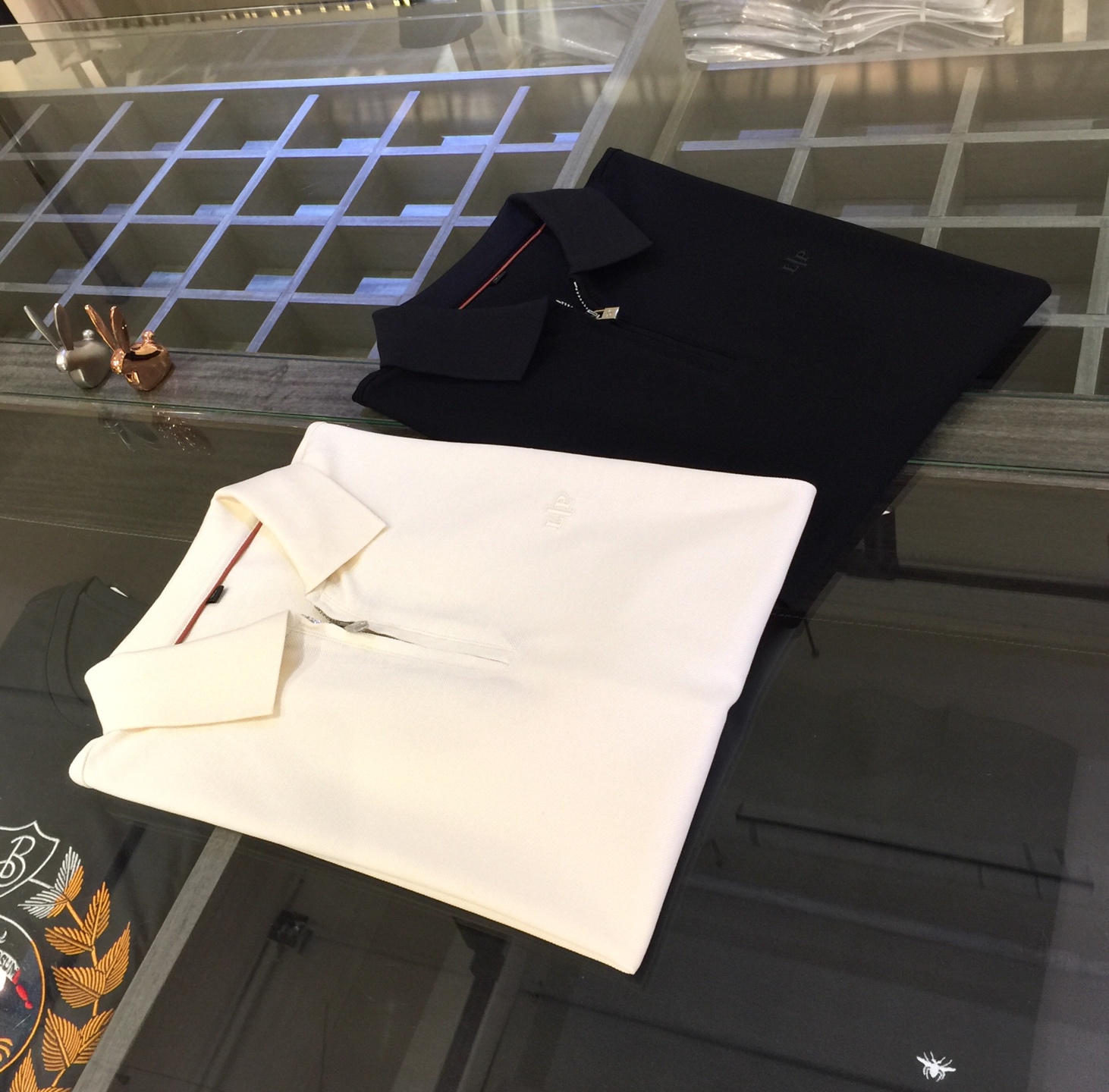 NO:133479,LP Home 2025AW latest series, versatile commuting to work, elegant design, a must-have for business elites, using high-quality mercerized bead floor cotton fabric, Wen Ru soft, delicate and soft, the upper body is naturally comfortable, the lapel half-zippered business casual slim fit, simple but not simple!  You can wear it in business or casual!  It highlights the overall styling and body-slimming feeling. The overall craftsmanship line is really impeccable. This kind of lapel fashion adds points to urban fashion people and has a more gentlemanly charm!  Black/Beige!  Size M~XXXL (model/125 catties wear M), loro piana, alexander wang19860909LP家2025AW最新系列 上班通勤百搭 富于优雅的设计感 商务精英必备 采用高克重丝光珠地棉面料 温儒柔软 细腻柔软 上身自然是舒适 翻领半拉链款商务休闲修身款 简约不简单！无论是商务还是休闲时候都可穿搭！非常的凸显整体的造型感以及修身上身感 整体的工艺车线真的是无可挑剔的 这样的一款翻领时装 无不为都市时尚人士加分 更加的绅士韵味十足范！黑色/米白色！尺码M～XXXL（模特/125斤穿M）,,loro piana,alexander wang,Men's clothing