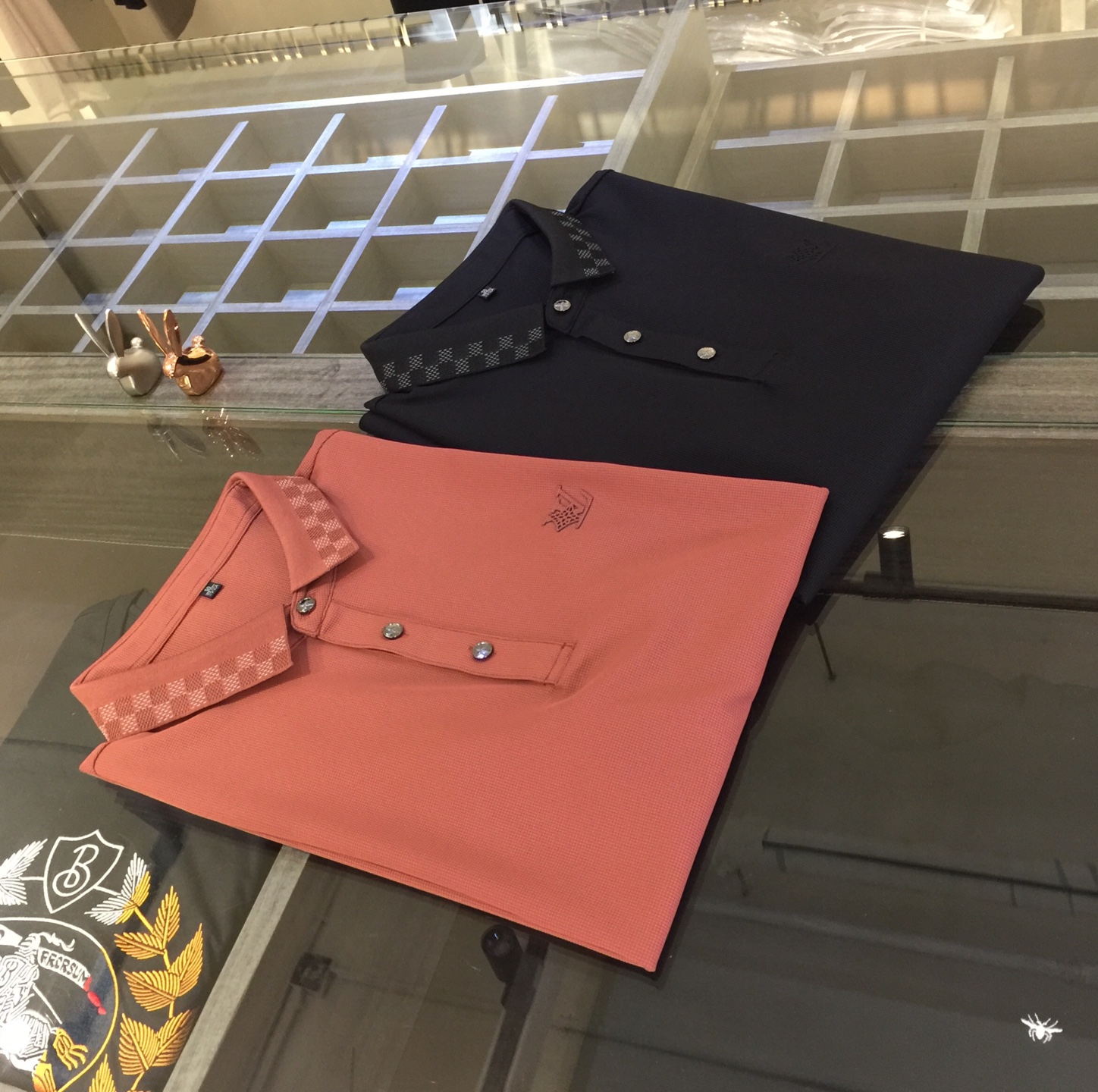 NO:133481,The latest series of lapel shirts in the 2025AW are versatile for commuting to work and have an elegant design sense. A must-have for business elites. This design is very exquisitely designed fabric!  It uses high-weight honeycomb fiber cotton fabric. Wen Ru is soft, delicate and soft. The upper body is naturally comfortable. The lapel business casual slim fit can be worn both in business and leisure. It highlights the overall styling and slim body feel. The overall craftsmanship line is really impeccable. This kind of lapel fashion adds points to urban fashion people and has a more gentlemanly charm!  Black/brick red!  Size M~XXXL (model/125 catties wear M), louis vuitton,louis vuitton,alexander wang19860909驴家2025AW最新系列翻领衫 上班通勤百搭 富于优雅的设计感 商务精英必备 此款设计非常考究面料！采用高克重蜂窝纤维棉面料 温儒柔软 细腻柔软 上身自然是舒适 翻领商务休闲修身款 无论是商务还是休闲时候都可穿搭 非常的凸显整体的造型感以及修身上身感 整体的工艺车线真的是无可挑剔的 这样的一款翻领时装 无不为都市时尚人士加分 更加的绅士韵味十足范！黑色/砖红色！尺码M～XXXL（模特/125斤穿M）,,louis vuitton,louis vuitton,alexander wang,Men's clothing