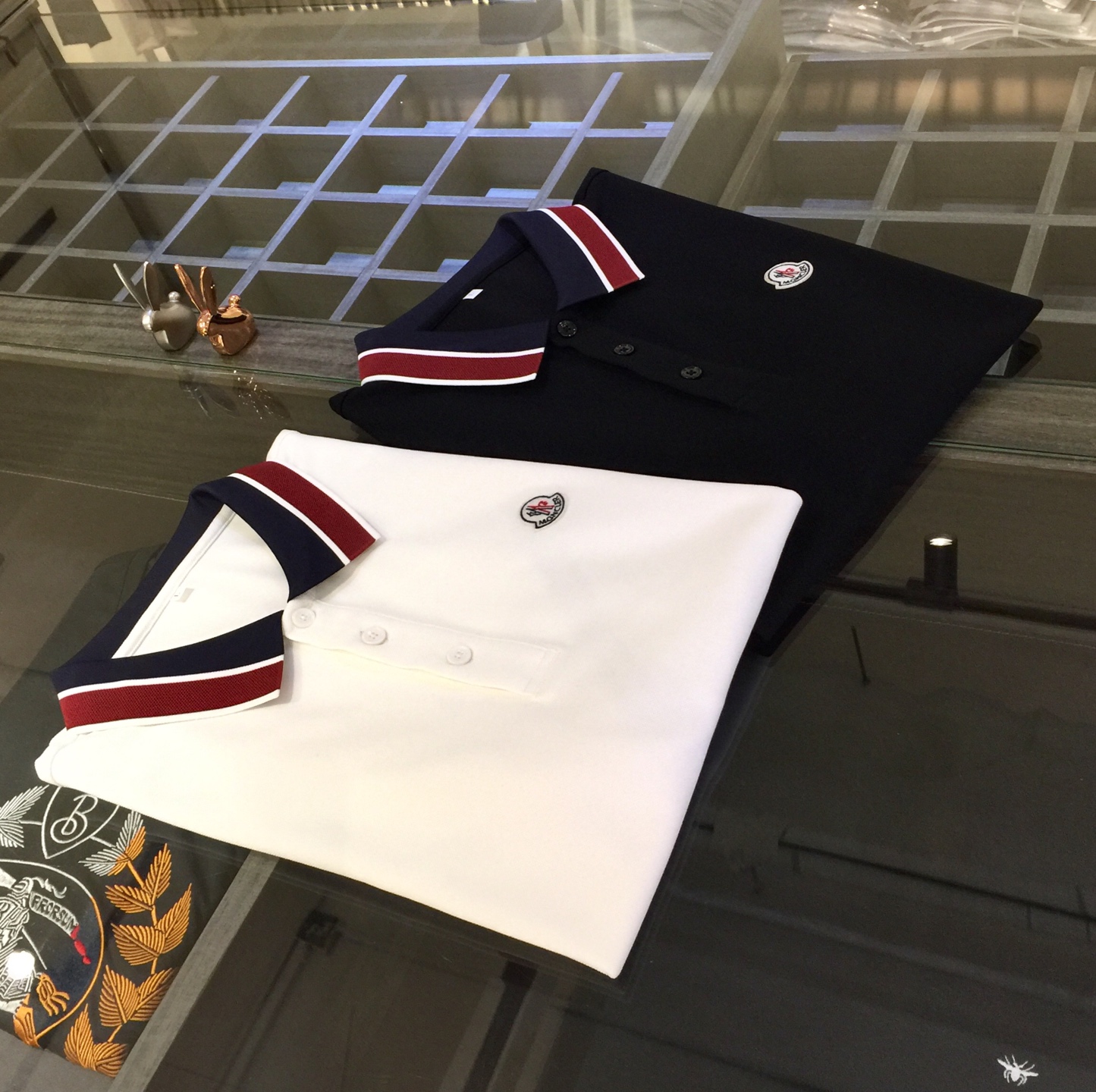 NO:133483,Mo Home's latest summer series in 2025, versatile commuting to work, elegant design, a must-have for business elites, exquisite threaded design on the collar!  It uses high-quality mercerized bead floor cotton fabric. Wen Ru is soft, delicate and soft. The upper body is naturally comfortable. Lapel business casual slim fit style. You can wear it in both business and casual!  It highlights the overall styling and body-slimming feeling. The overall craftsmanship line is really impeccable. This kind of lapel fashion adds points to urban fashion people and has a more gentlemanly charm!  Black/white!  Size M~XXXL (model/125 catties wear M), alexander wang19860909Mo家2025夏季最新系列 上班通勤百搭 富于优雅的设计感 商务精英必备 领部精美螺纹设计！采用高克重丝光珠地棉面料 温儒柔软 细腻柔软 上身自然是舒适 翻领商务休闲修身款 无论是商务还是休闲时候都可穿搭！非常的凸显整体的造型感以及修身上身感 整体的工艺车线真的是无可挑剔的 这样的一款翻领时装 无不为都市时尚人士加分 更加的绅士韵味十足范！黑色/白色！尺码M～XXXL（模特/125斤穿M）,,alexander wang,Men's clothing