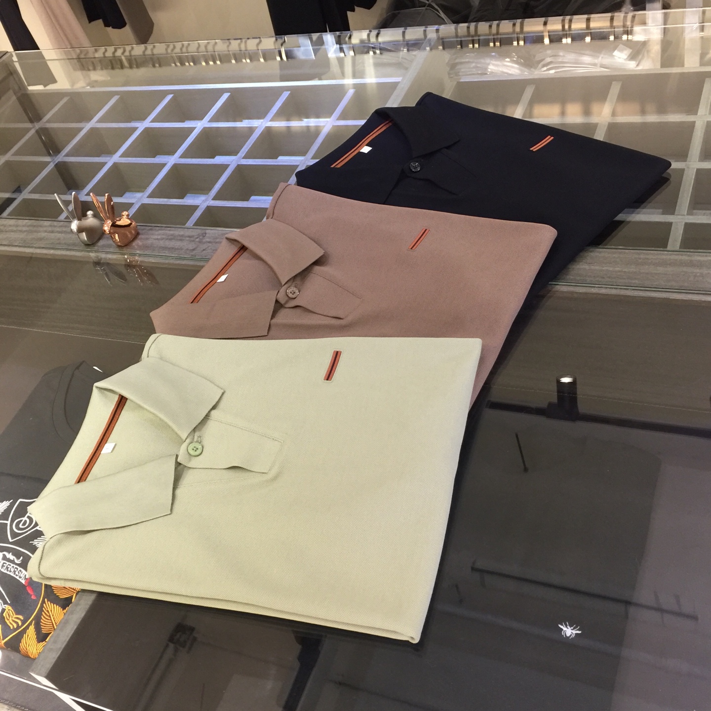 NO:133485,Ze Home's latest summer series in 2025, versatile commuting to work, elegant design, a must-have for business elites, exquisite threaded design on the collar!  It uses high-quality mercerized bead floor cotton fabric. Wen Ru is soft, delicate and soft. The upper body is naturally comfortable. Lapel business casual slim fit style. You can wear it in both business and casual!  It highlights the overall styling and body-slimming feeling. The overall craftsmanship line is really impeccable. This kind of lapel fashion adds points to urban fashion people and has a more gentlemanly charm!  Black/coffee/fruit green!  Size M~XXXL (model/125 catties wear M), alexander wang19860909Ze家2025夏季最新系列 上班通勤百搭 富于优雅的设计感 商务精英必备 领部精美螺纹设计！采用高克重丝光珠地棉面料 温儒柔软 细腻柔软 上身自然是舒适 翻领商务休闲修身款 无论是商务还是休闲时候都可穿搭！非常的凸显整体的造型感以及修身上身感 整体的工艺车线真的是无可挑剔的 这样的一款翻领时装 无不为都市时尚人士加分 更加的绅士韵味十足范！黑色/咖色/果绿色！尺码M～XXXL（模特/125斤穿M）,,alexander wang,Men's clothing