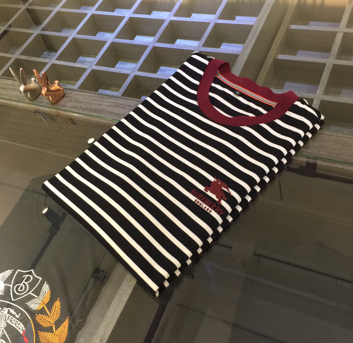 NO:133489,High-end products of B Family!  2025 summer wear new round neck shirt, a brand new concept, a boutique work of fashion tycoon, adopting the top integrated molding stripe craftsmanship, and the fabric is made of top mercerized cotton fabric!  The delicate and smooth texture makes people feel comfortable. Highly recommended. And you can't see such a style outside at all!  It is definitely an eye-catching model that cannot be missed. It shows its fashion charm and style. It is perfectly matched in terms of color and style. Size M~XXXL (model/125 catties wear M), alexander wang19860909B家高端产物！2025夏装新品圆领衫 全新的概念 时尚大鳄的精品之作,采用最顶尖一体成型条纹工艺 面料采用顶级丝光棉面料！ 细腻柔滑的质感 让人倍感舒适 强烈推荐 而且外面您是根本看不到这样的款式的！绝对是不容错过的吸睛款 尽显时尚魅力风尚不管是从色系还是款式上都是完美搭配.尺码M～XXXL（模特/125斤穿M）,,alexander wang,Men's clothing