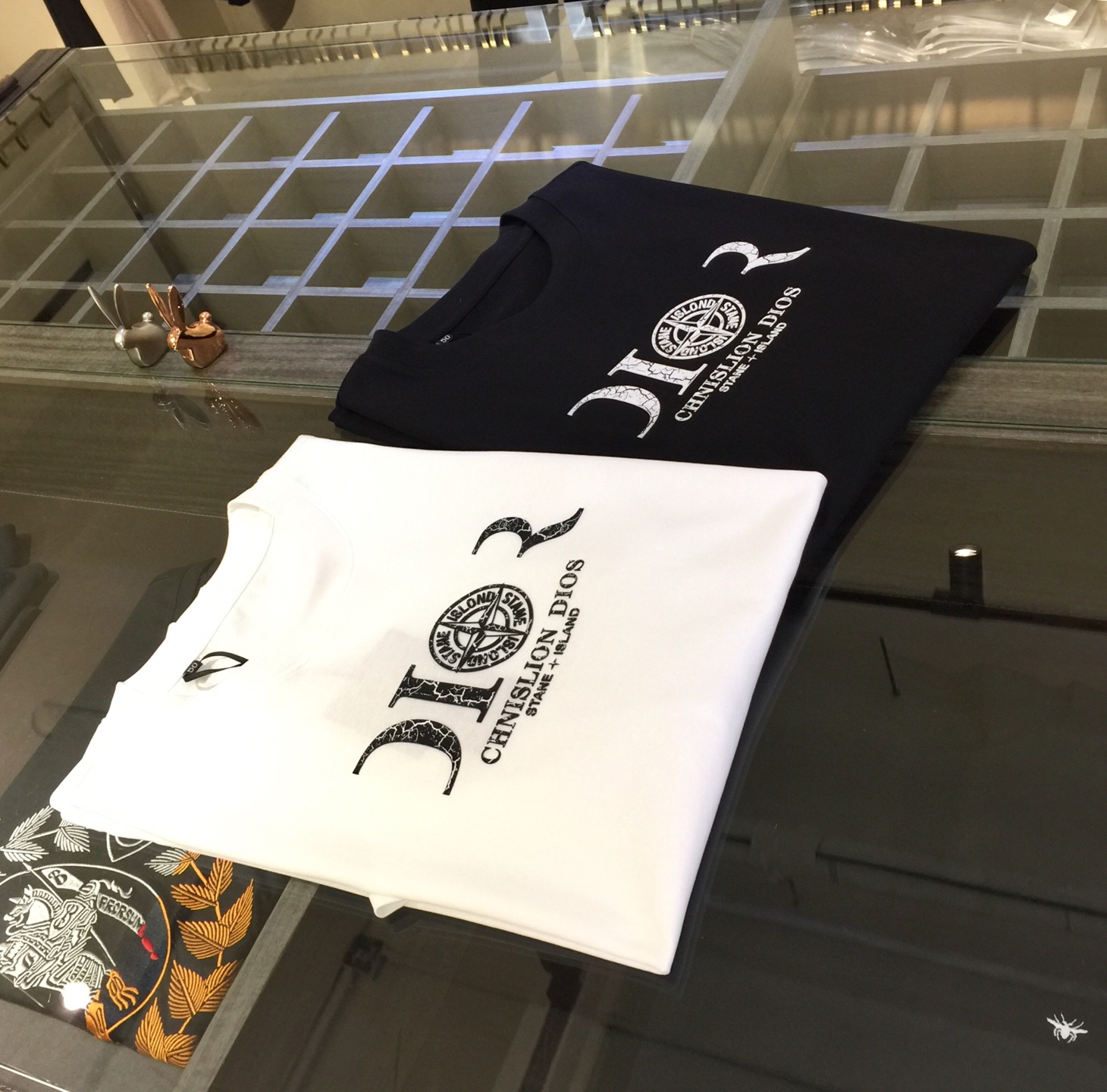 NO:133491,Dijia 2025 summer new product, classic and fashionable versatile round neck micro-expanded half-sleeved shirt, woven mercerized cotton fabric, exquisite three-dimensional craftsmanship logo design on the chest!  Imported original double-strand yarn, the fabric is soft and delicate, and basic base shirts are indispensable in men's wardrobe. They can be matched with various clothing anytime and anywhere to meet your daily life needs. The fabrics and factories we choose are all used by first-tier brands, and the clothes are very simple and low-key. Dears, buy them quickly! 黑色/白色！ 尺码M～XXXL（模特/125斤穿M）,,dior,alexander wang19860909迪家2025夏季新品 经典时尚百搭圆领微扩半袖衫 订织丝光棉面料 胸前精致立体工艺Logo设计！进口原版双股纱线 面料柔软细腻 男人的衣柜都少不了基础打底衫 随时随地都可以拿来搭配各种服饰 满足您日常生活需求.我们所选择的面料及工厂都是一线品牌所使用的,衣服设计非常的简洁 很是低调的设计 亲们赶紧入手！黑色/白色！尺码M～XXXL（模特/125斤穿M）,,dior,alexander wang,Men's clothing