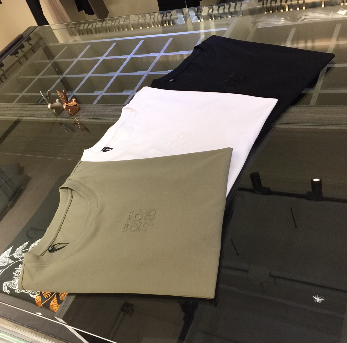 NO:133493,The new summer product of the Fat Brother Luo family’s Gospel, kill all versions in seconds!  Classic and fashionable versatile round neck short sleeves, exquisite three-dimensional logo design on the chest!  Customized silk-blend soft fabrics. Basic base shirts are indispensable for men's wardrobes. They can be matched with various clothing anytime and anywhere to meet your daily needs. The fabrics and factories we choose are all used by first-tier brands, so we recommend buying them!  Black/white/gray green!  Size M~4XL (model/125 catties wear M), loewe, T-shirt, alexander wang19860909罗家胖哥哥福音夏季新品 秒杀一切版本！经典时尚百搭圆领短袖 胸前精美立体Logo设计！订制蚕丝混纺柔软面料 男人的衣柜都少不了基础打底衫 随时随地都可以拿来搭配各种服饰 满足您日常生活需求.我们所选择的面料及工厂都是一线品牌所使用的,推荐入手！黑色/白色/灰绿色！尺码M～4XL（模特/125斤穿M）,,loewe,T-shirt,alexander wang,Men's clothing