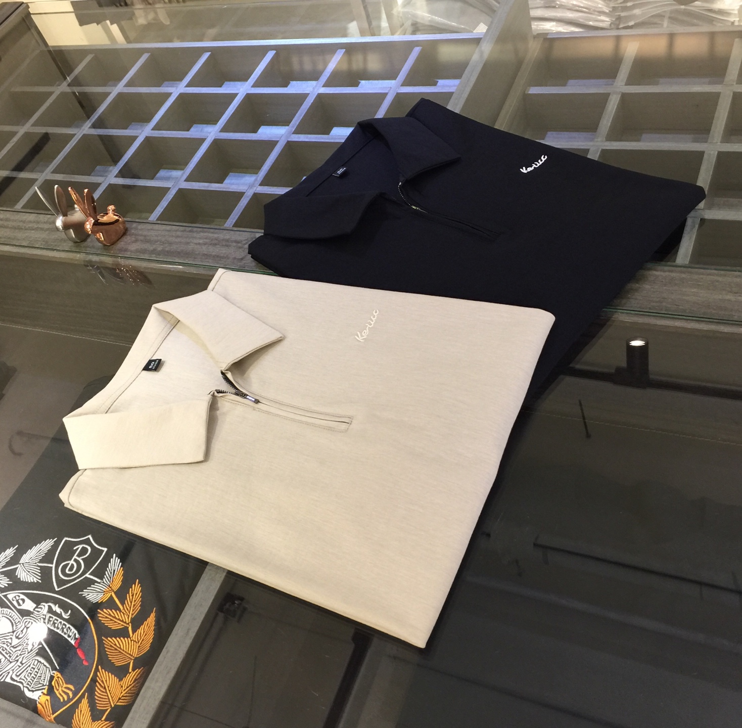 NO:133476,Ajia 2025AW latest series, versatile commuting to work, elegant design, a must-have for business elites, using lightweight cotton and linen blend fabric, Wen Ru soft, delicate and soft, the upper body is naturally comfortable, the lapel half-zippered business casual slim fit, simple but not simple!  You can wear it in business or casual!  It highlights the overall styling and body-slimming feeling. The overall craftsmanship line is really impeccable. This kind of lapel fashion adds points to urban fashion people and has a more gentlemanly charm!  Black/khaki!  Size M~XXXL (model/125 catties wear M), alexander wang19860909A家2025AW最新系列 上班通勤百搭 富于优雅的设计感 商务精英必备 采用轻薄棉麻混纺面料 温儒柔软 细腻柔软 上身自然是舒适 翻领半拉链款商务休闲修身款 简约不简单！无论是商务还是休闲时候都可穿搭！非常的凸显整体的造型感以及修身上身感 整体的工艺车线真的是无可挑剔的 这样的一款翻领时装 无不为都市时尚人士加分 更加的绅士韵味十足范！黑色/卡其色！尺码M～XXXL（模特/125斤穿M）,,alexander wang,Men's clothing